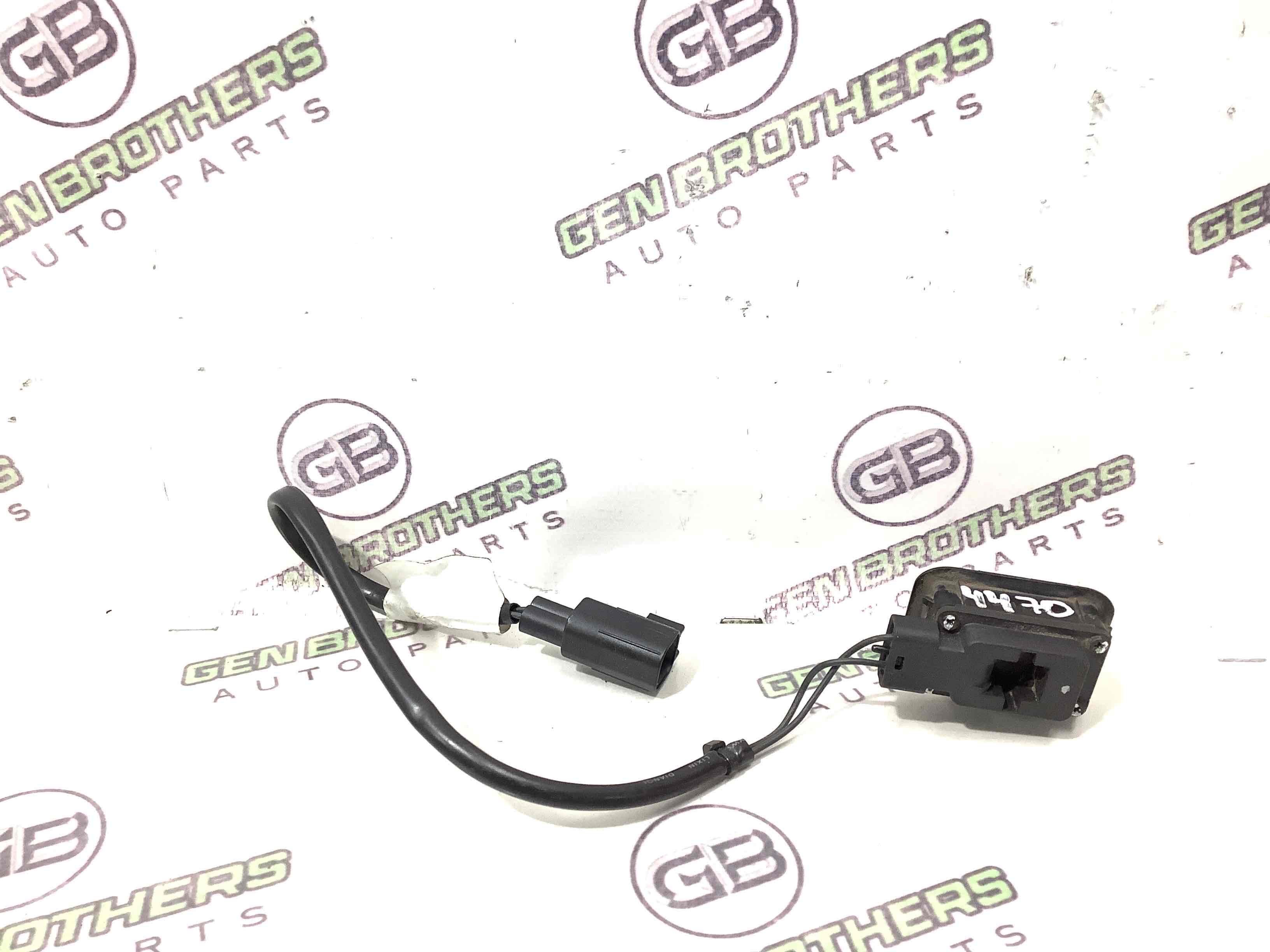 Кнопка открытия багажника