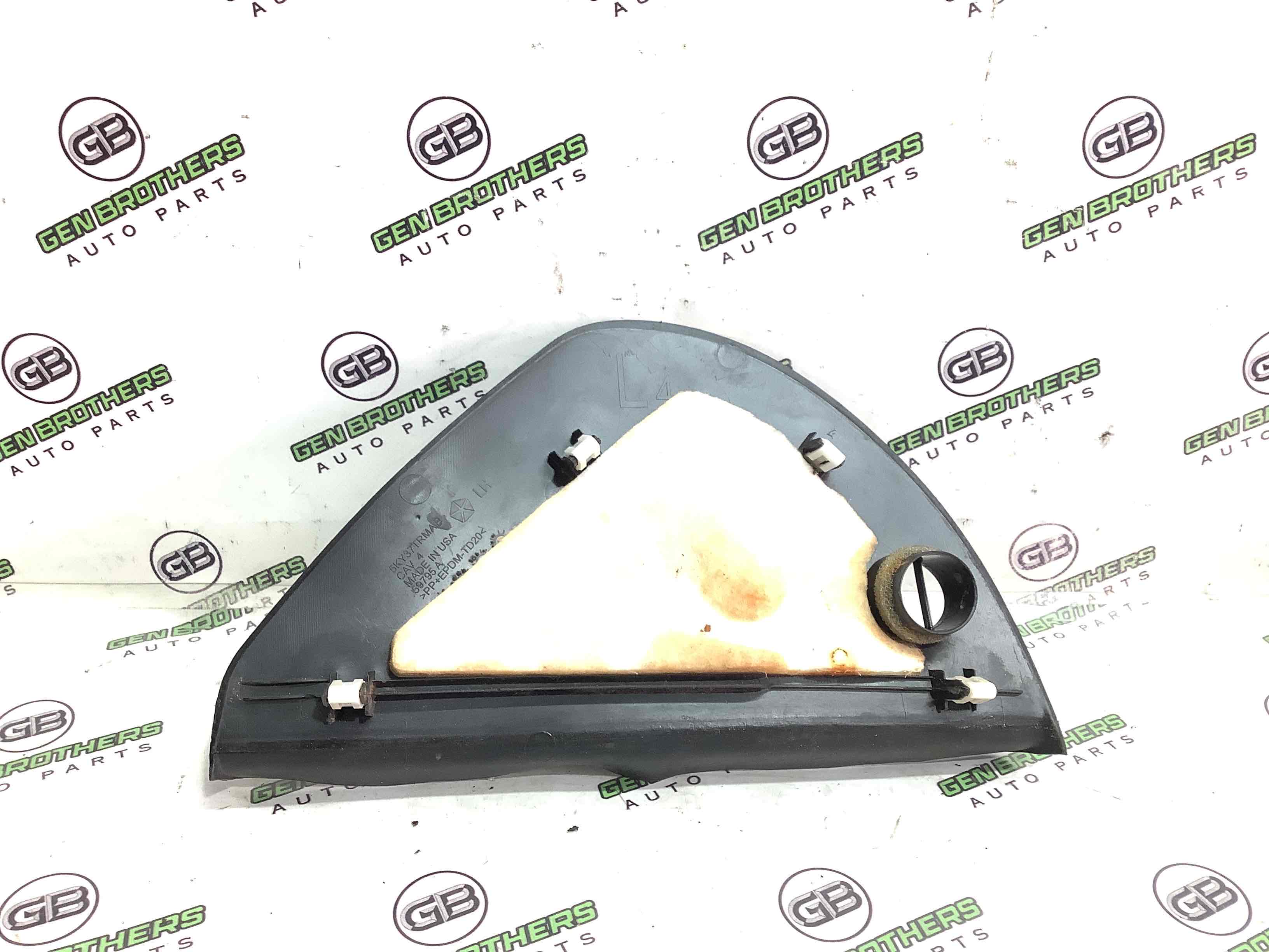 Обшивка панелі приладів торпедо