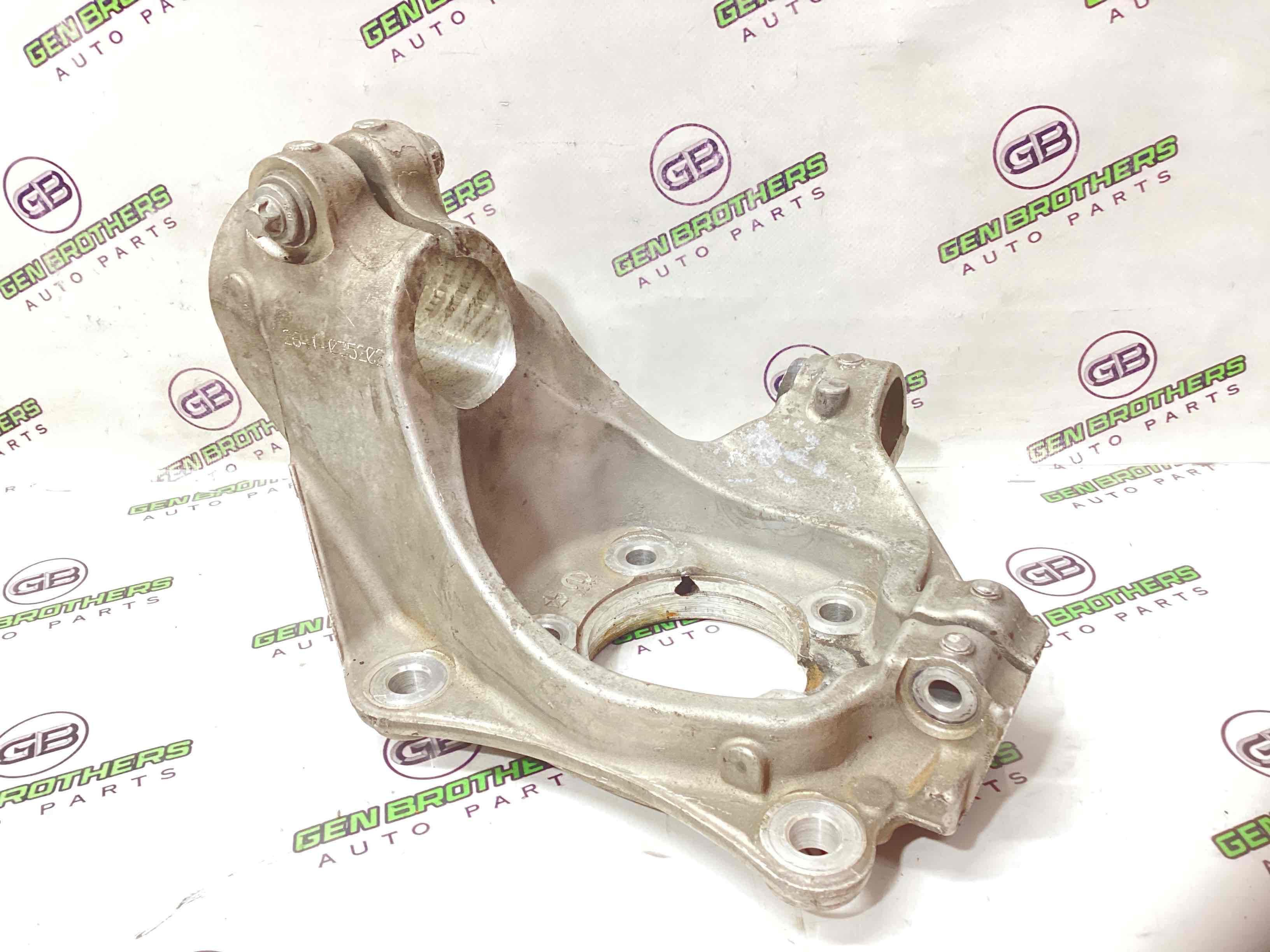 Кулак поворотний правий