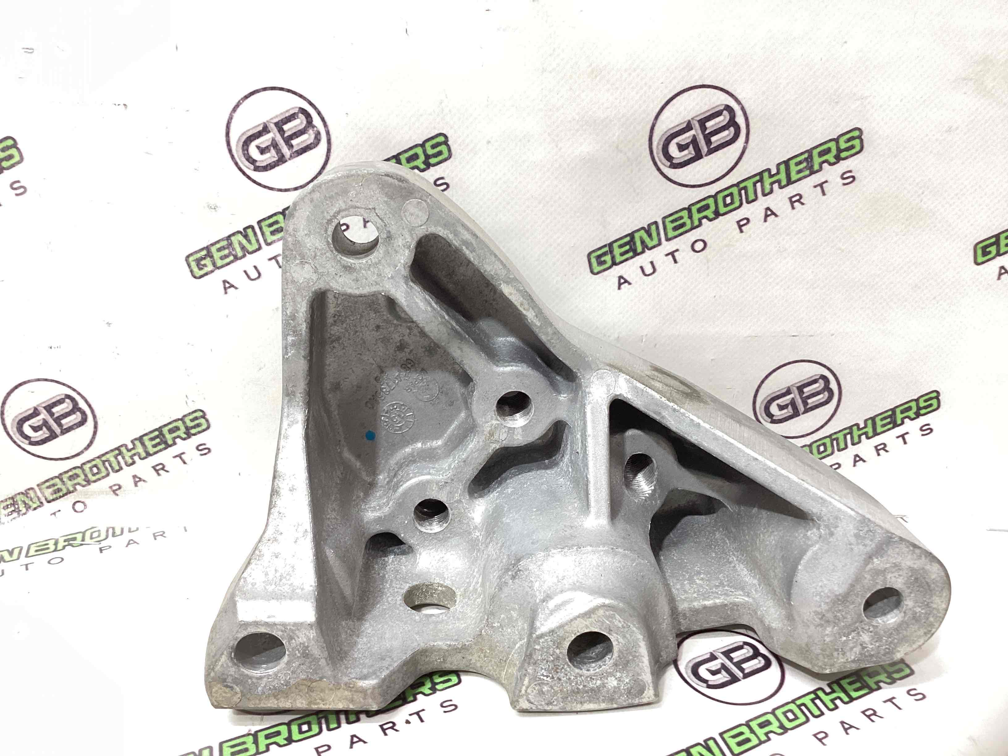 Кронштейн двигуна