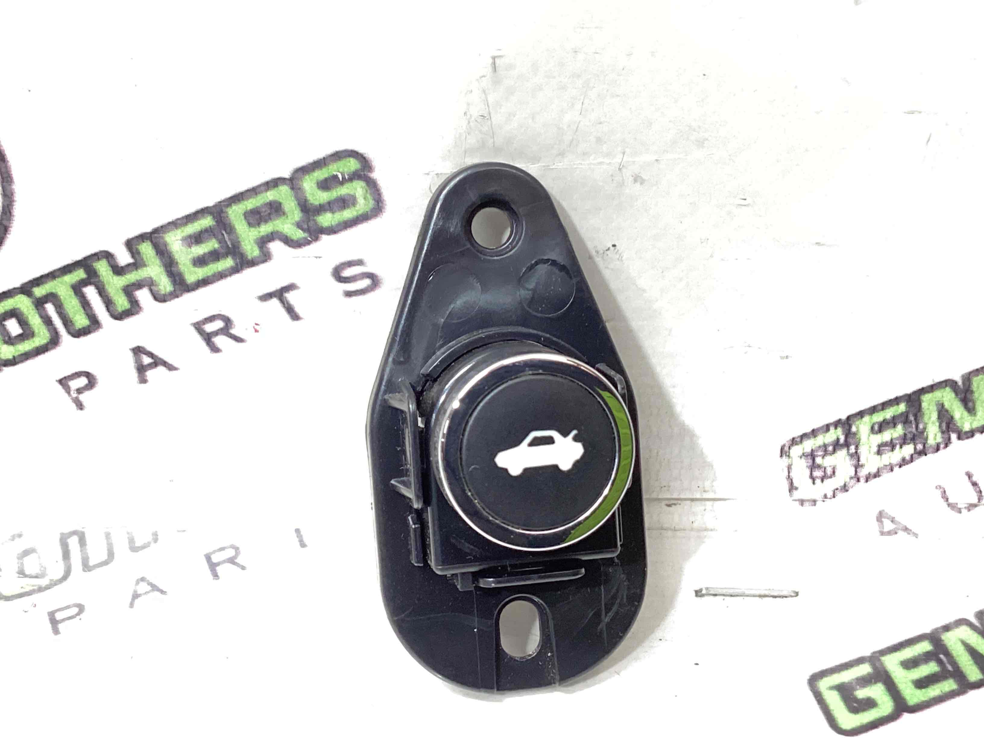 Кнопка відкриття багажника