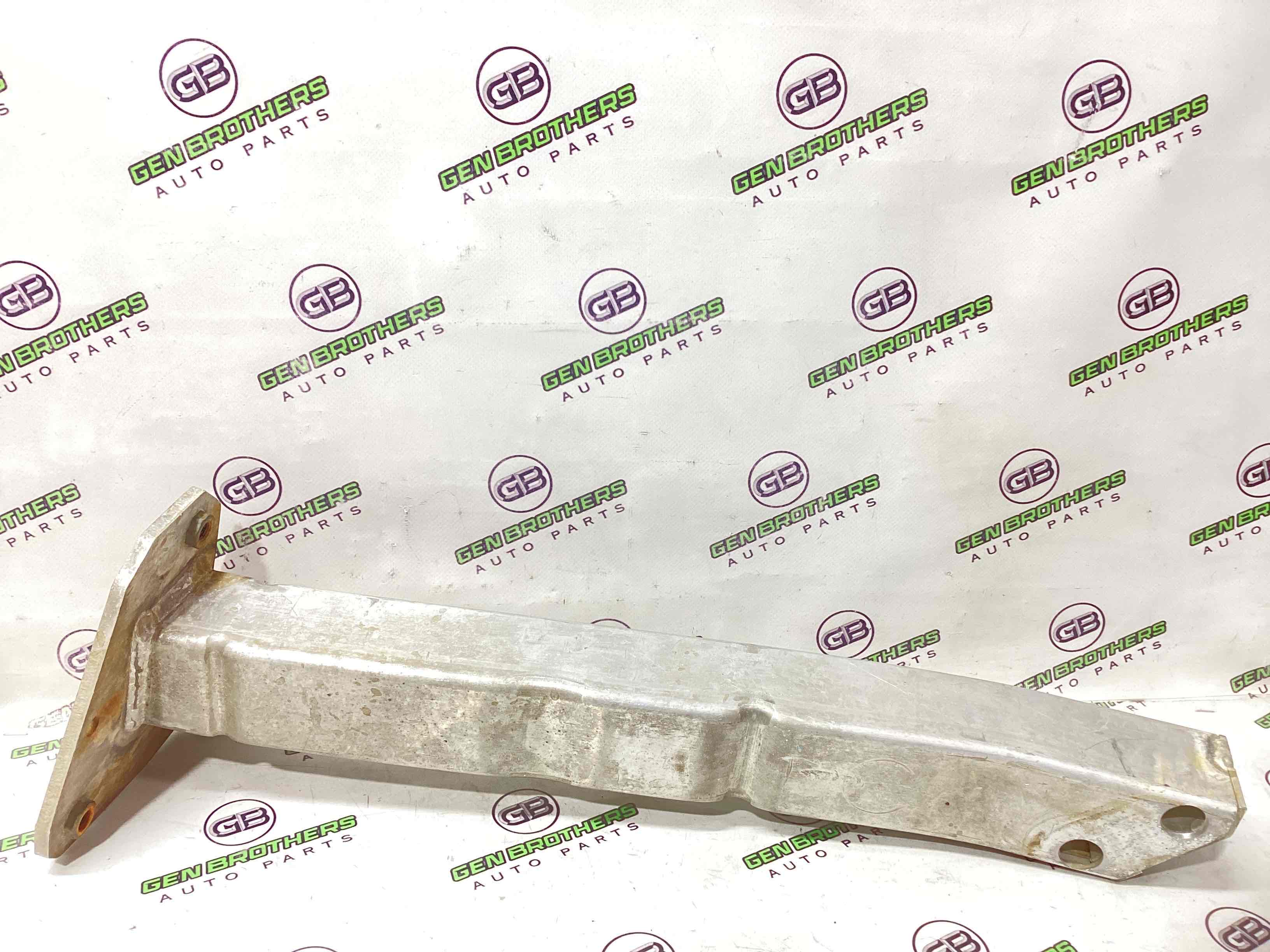 Кронштейн переднього підрамника