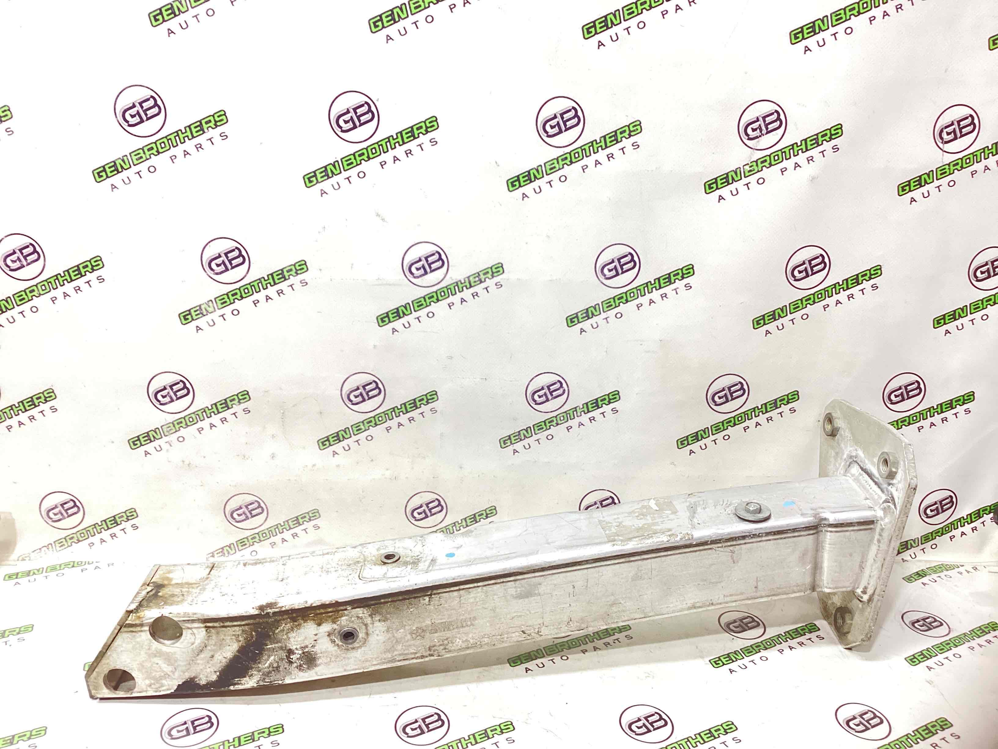 Кронштейн переднього підрамника