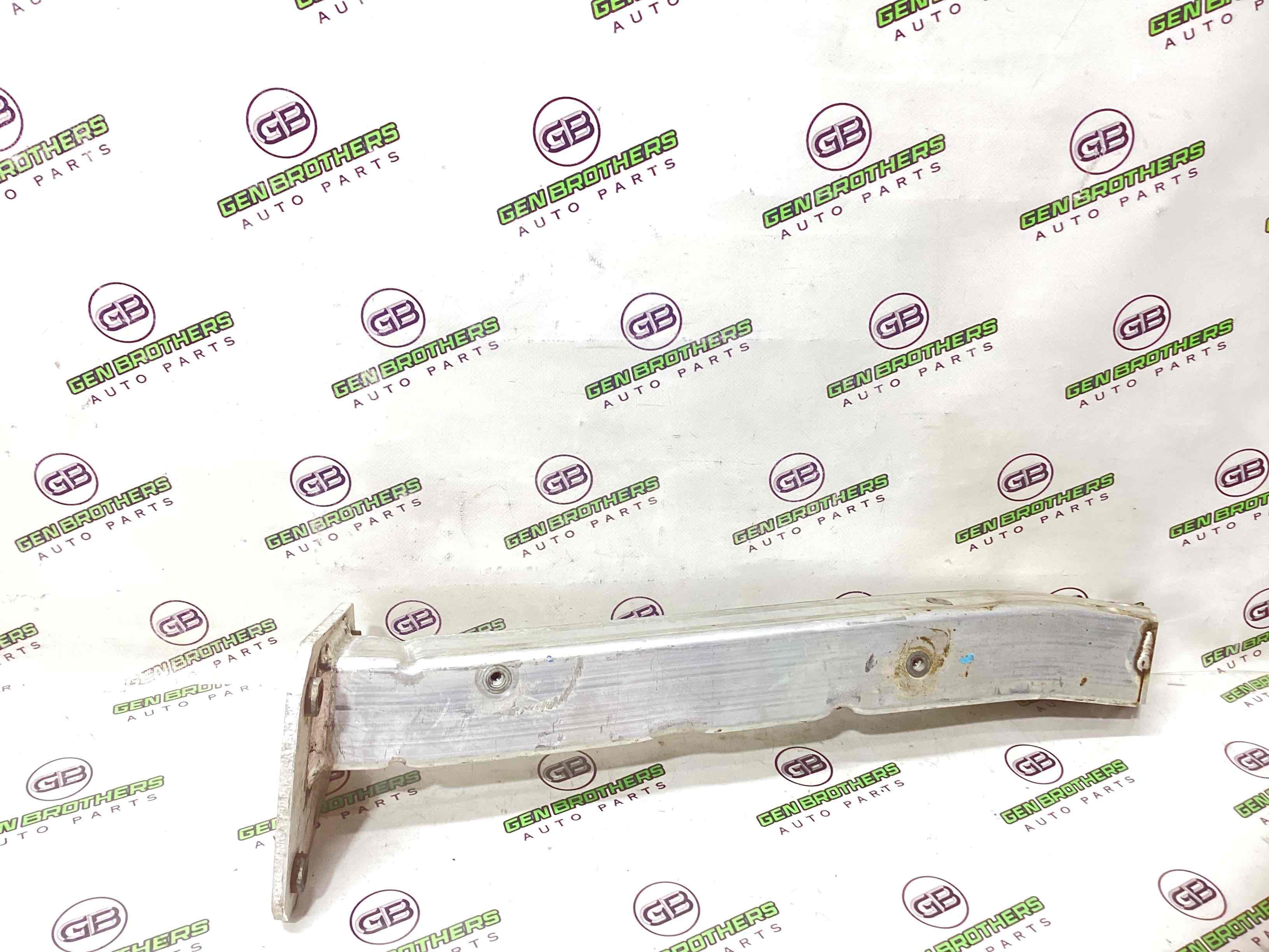 Кронштейн переднього підрамника