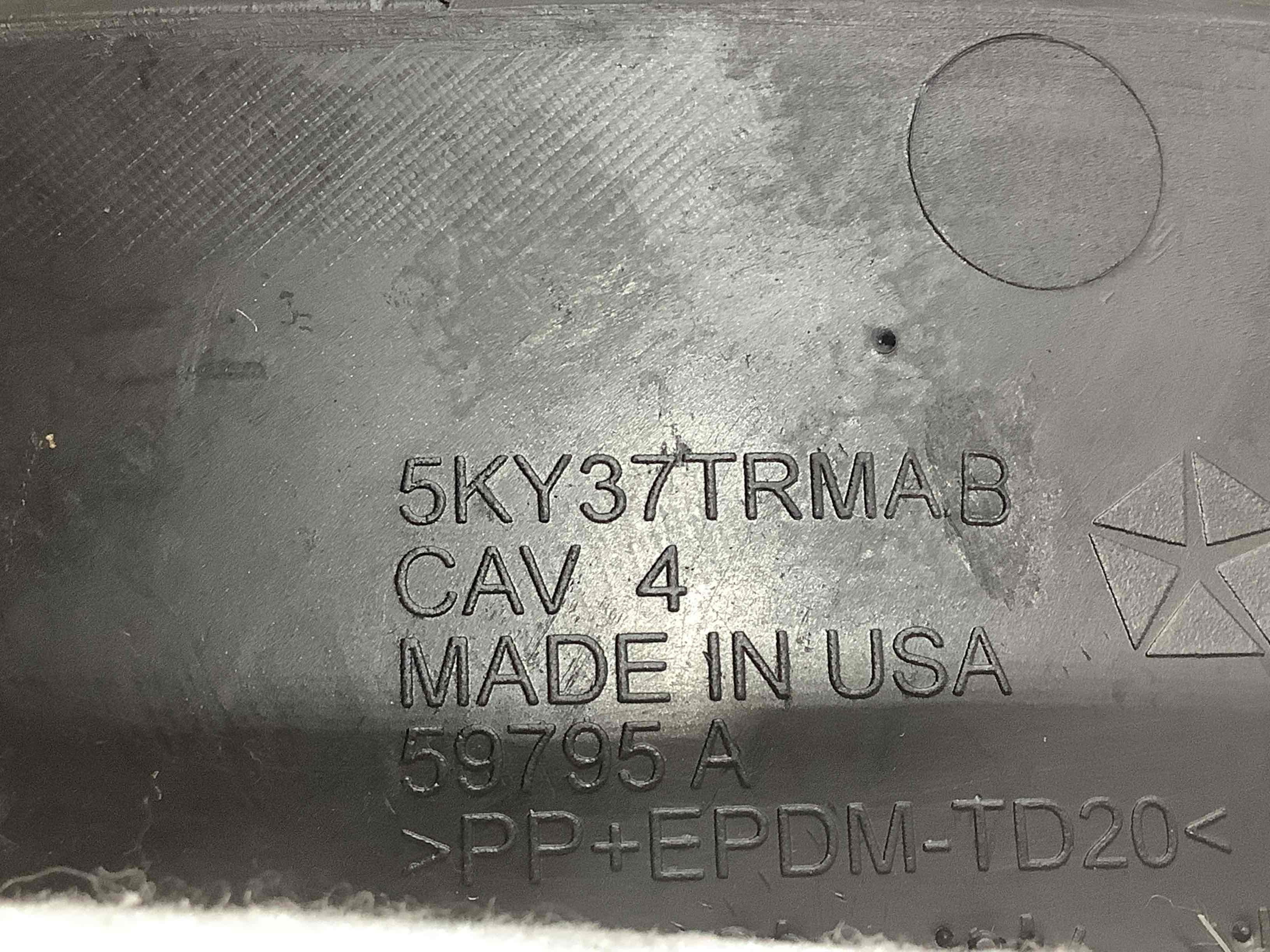 Обшивка панелі приладів торпедо