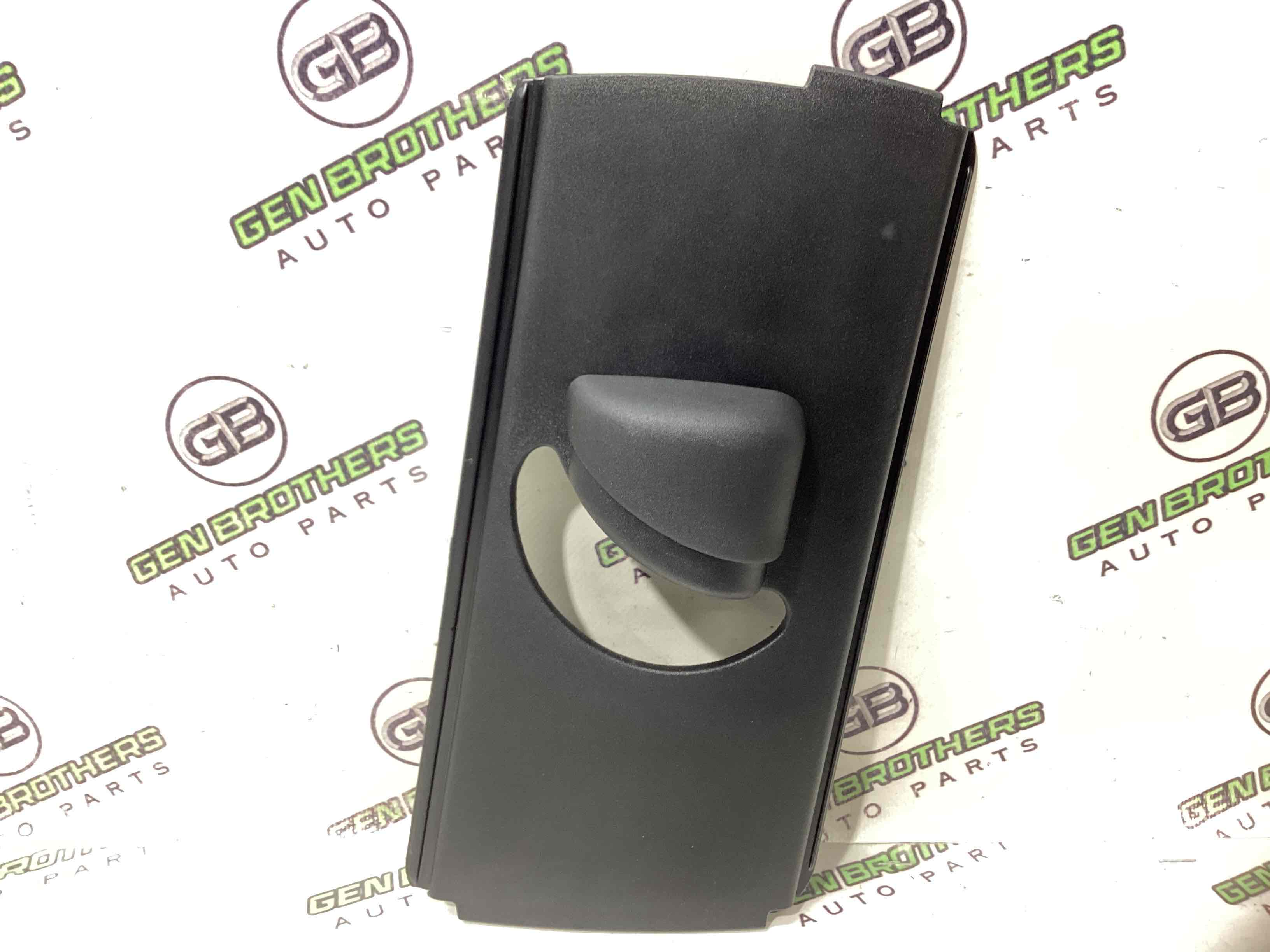 Обшивка центральної стійки права