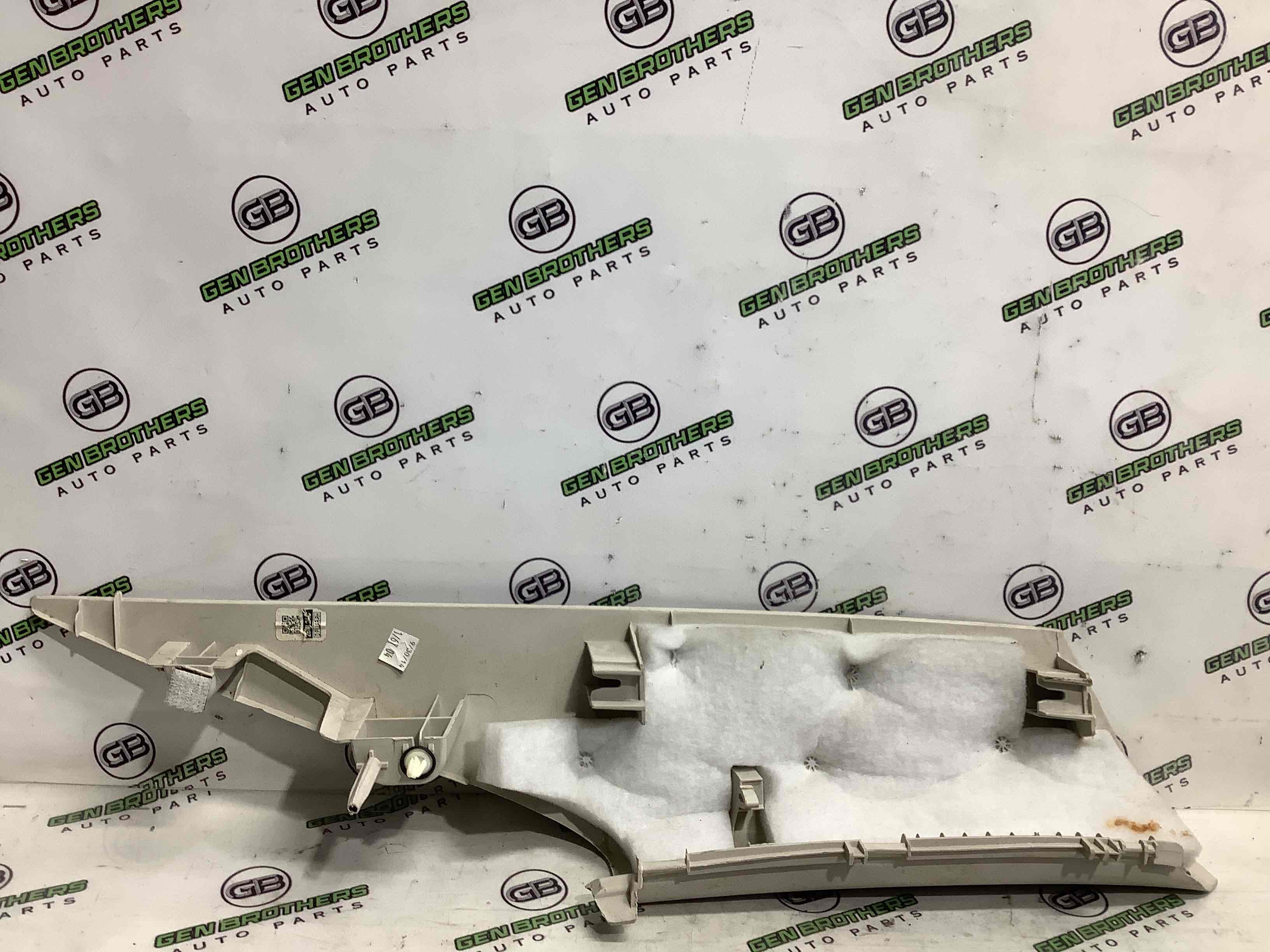 Обшивка задньої стійки права