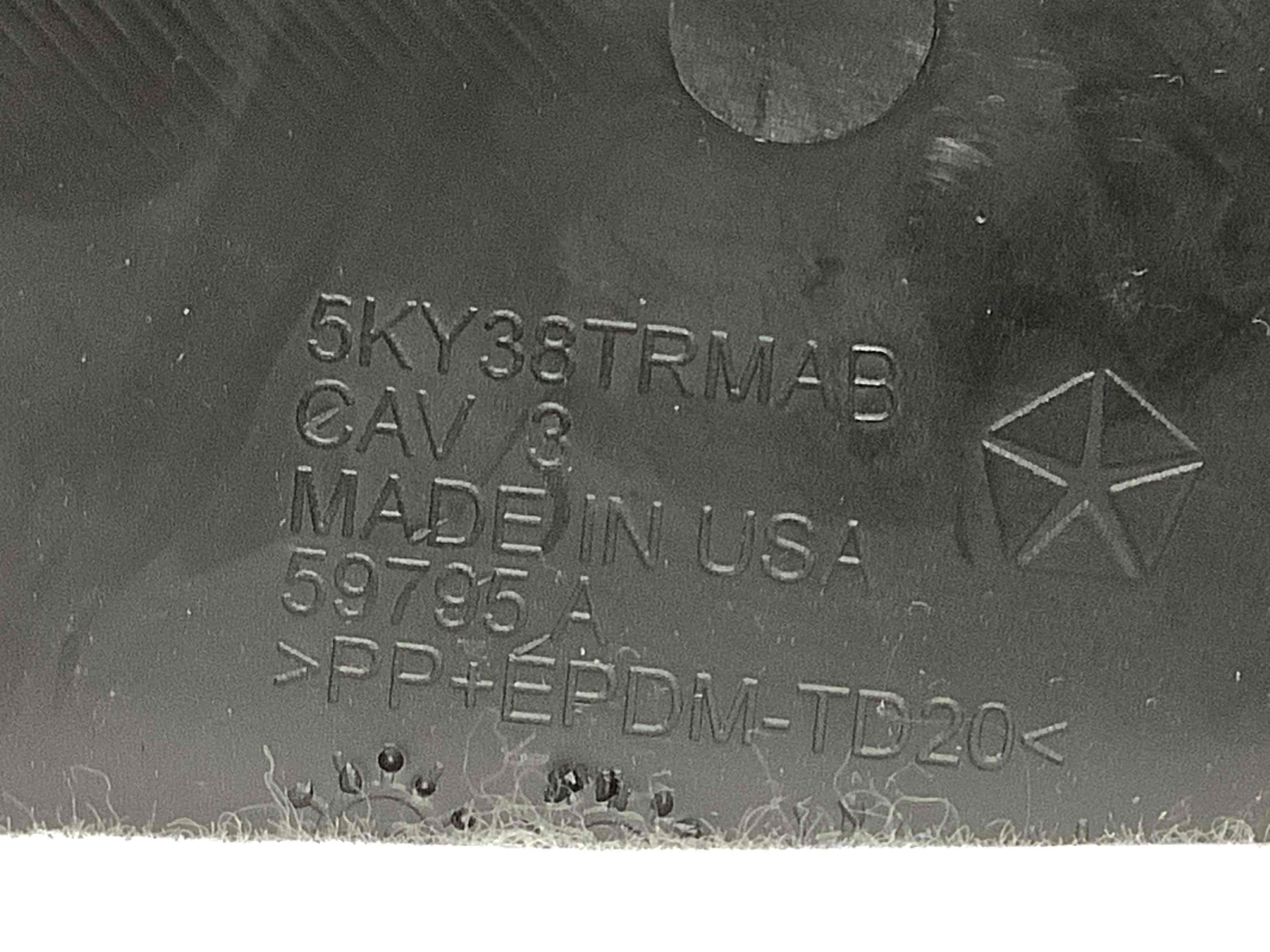 Обшивка панелі приладів торпедо