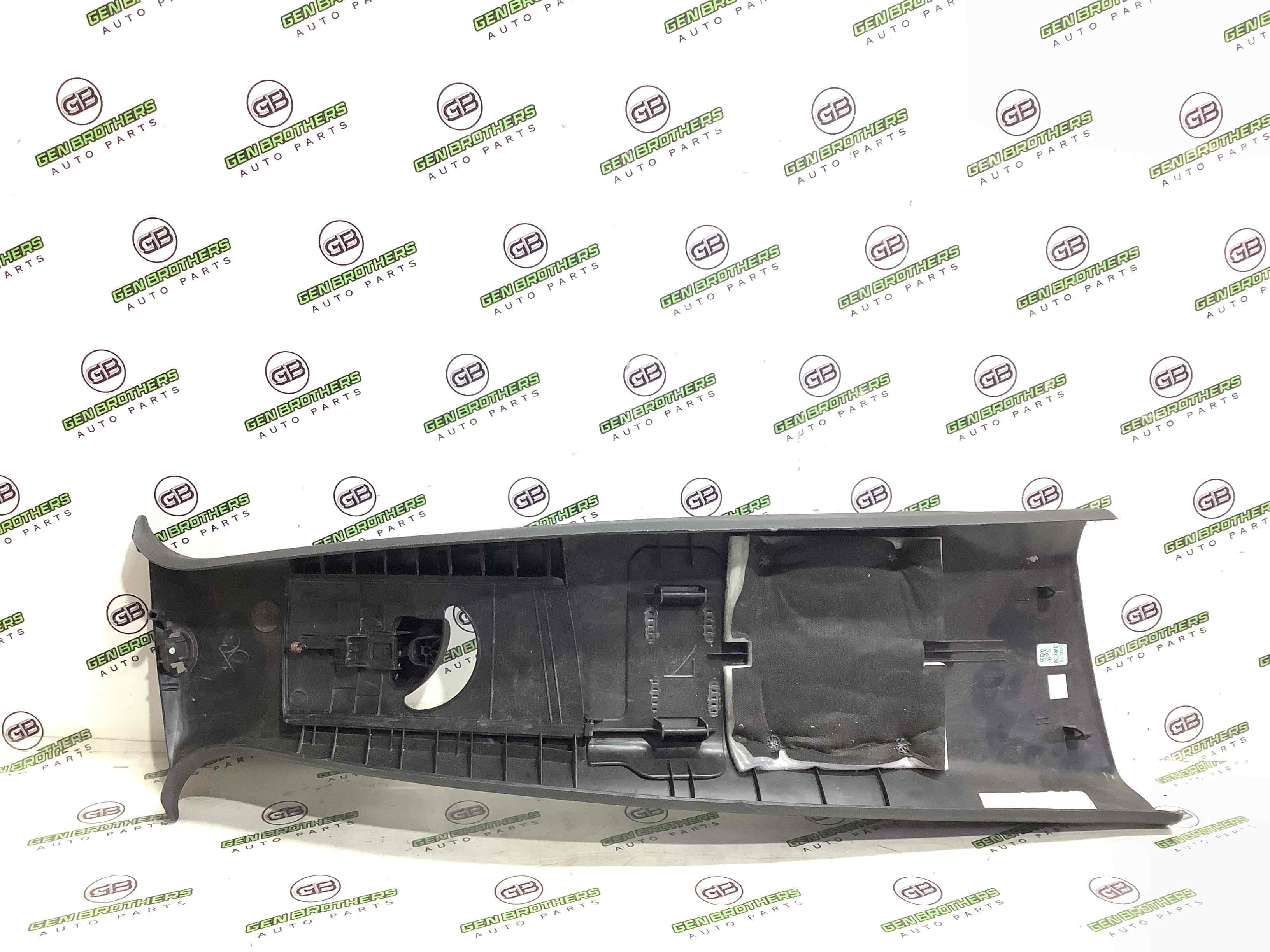 Обшивка центральної стійки ліва