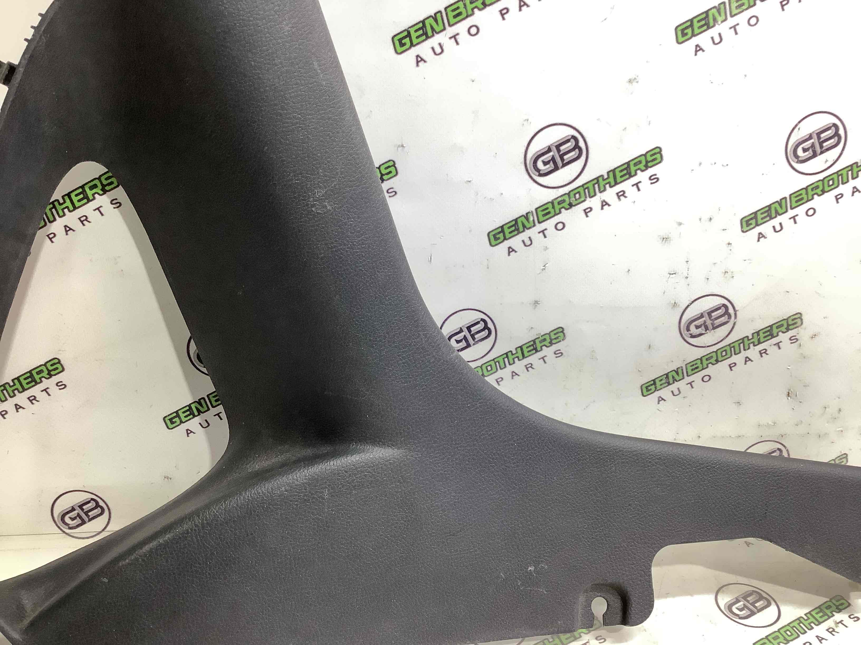 Обшивка задньої стійки ліва