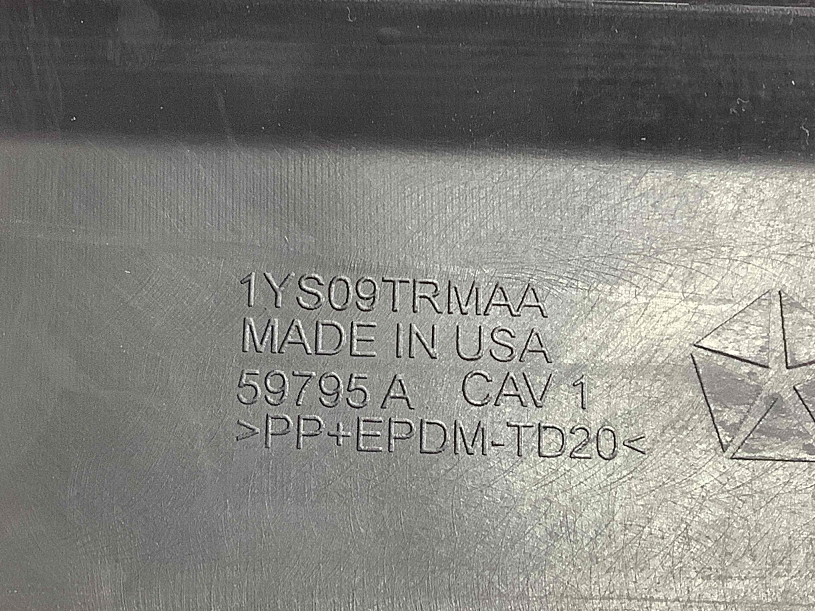 Обшивка панелі приладів торпедо