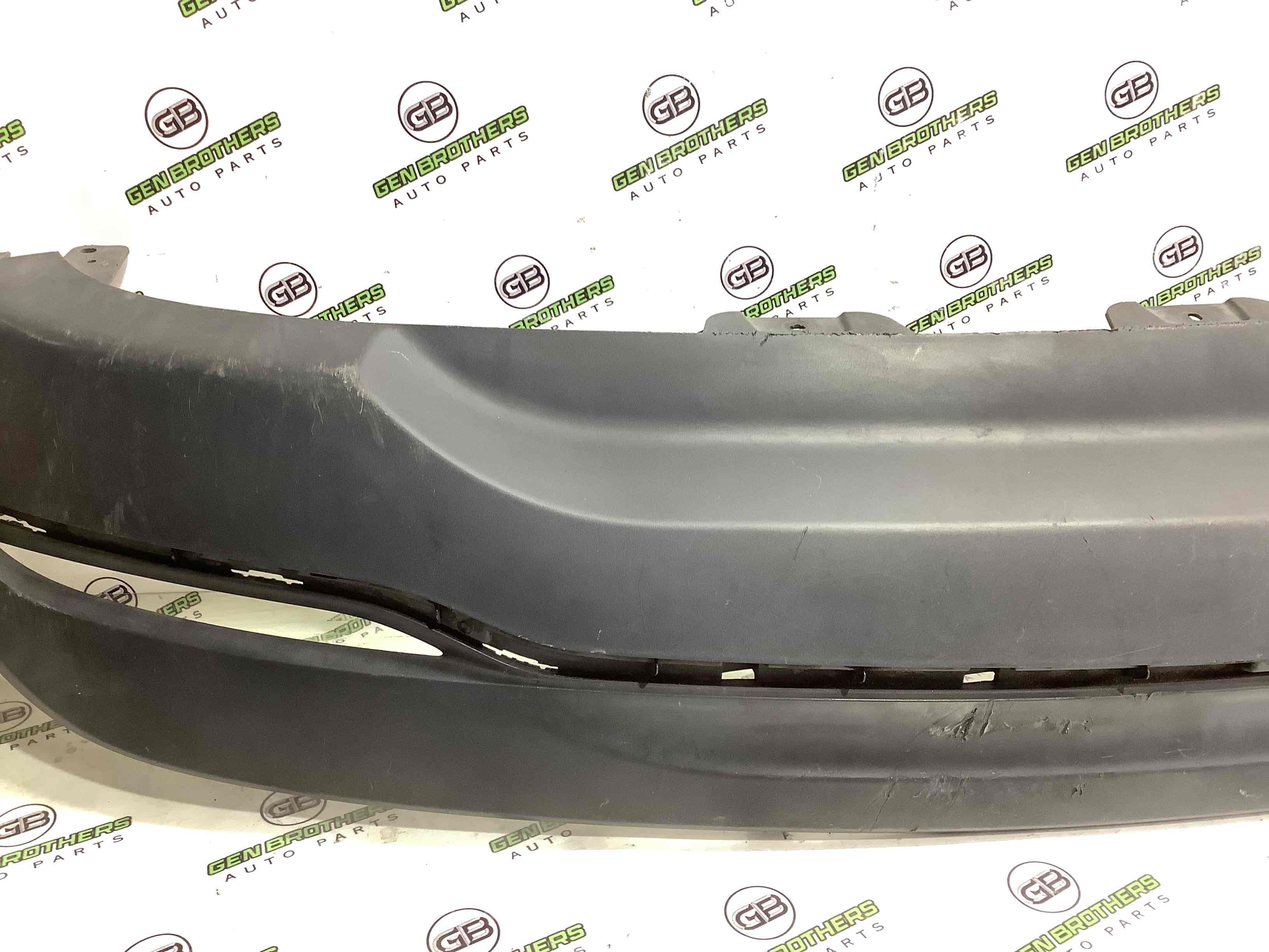 Губа бампера нижня