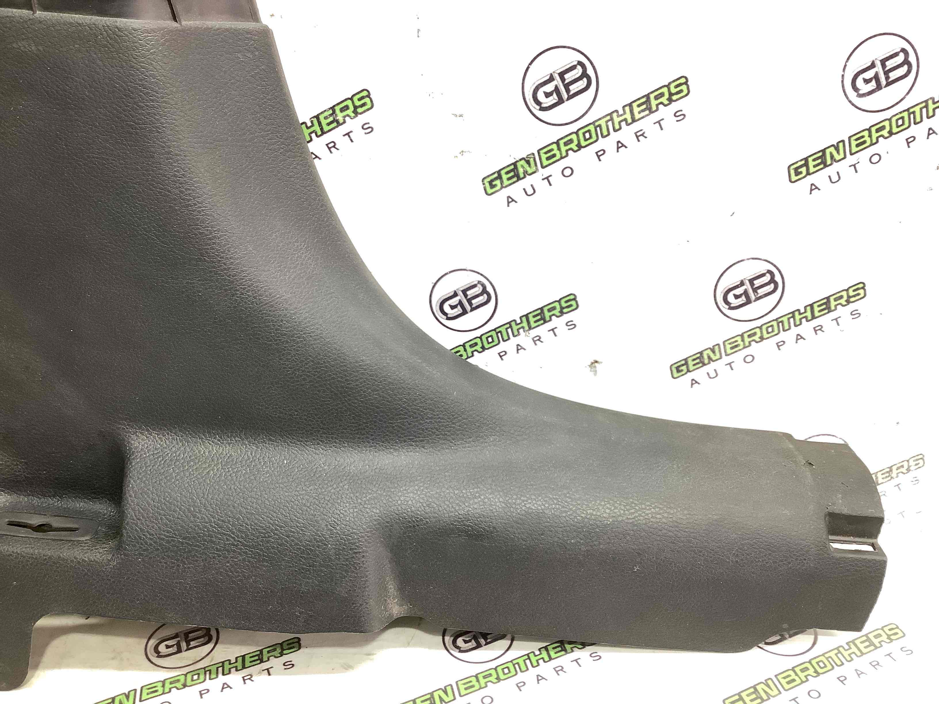 Обшивка центральної стійки ліва