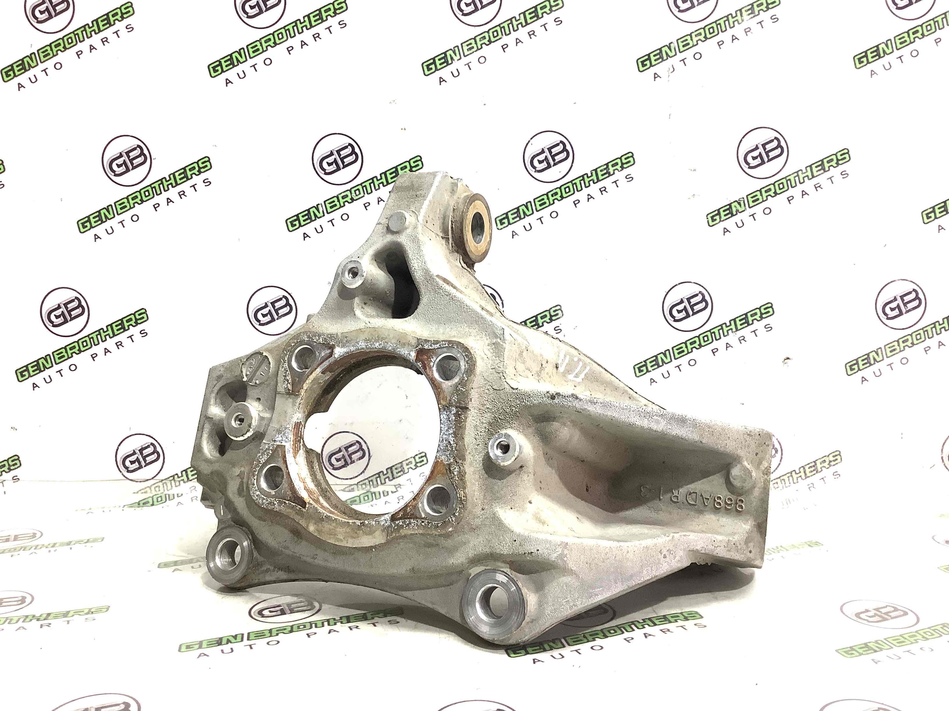 Кулак поворотний правий