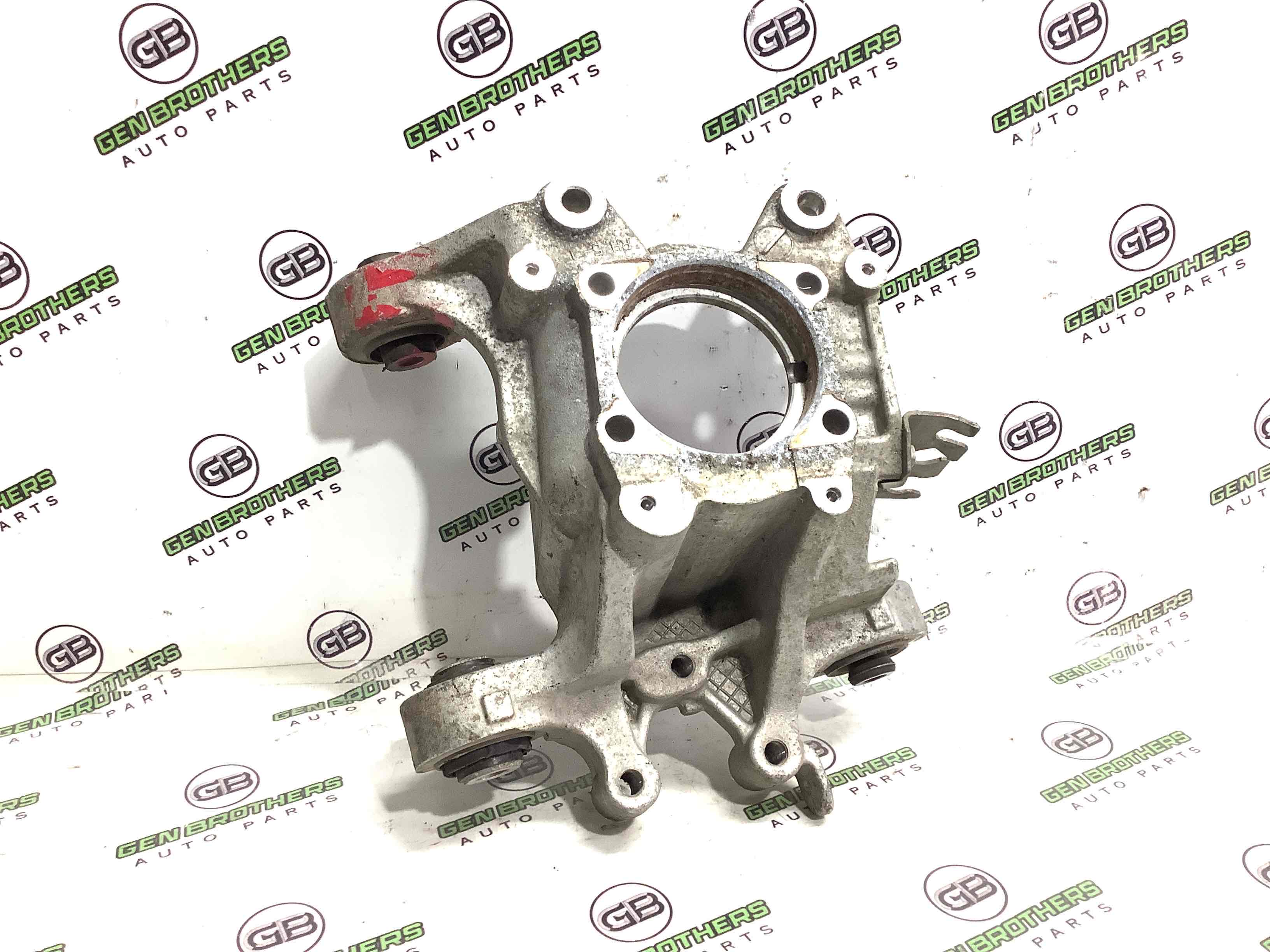 Кулак задній правий