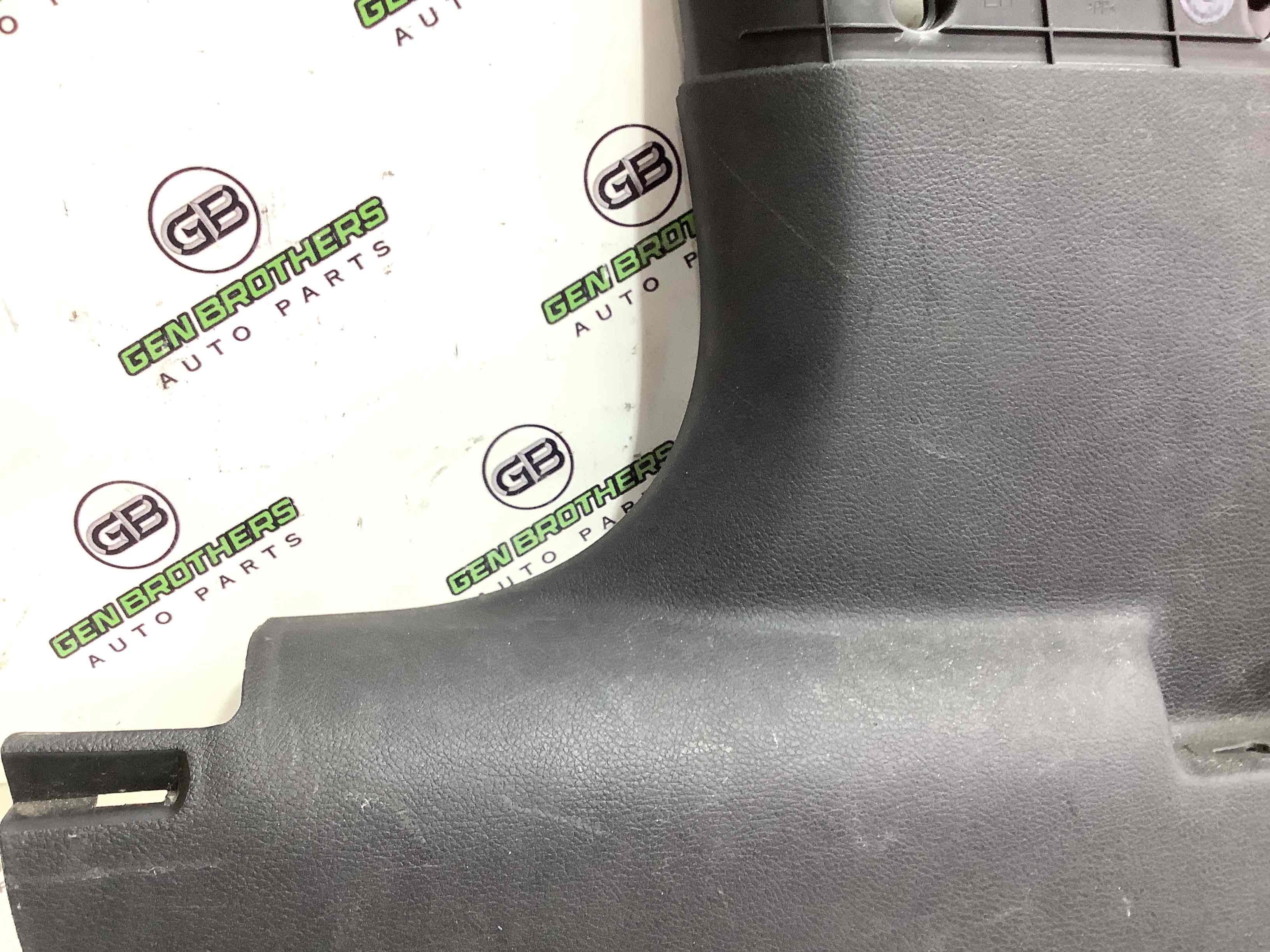 Обшивка центральної стійки ліва