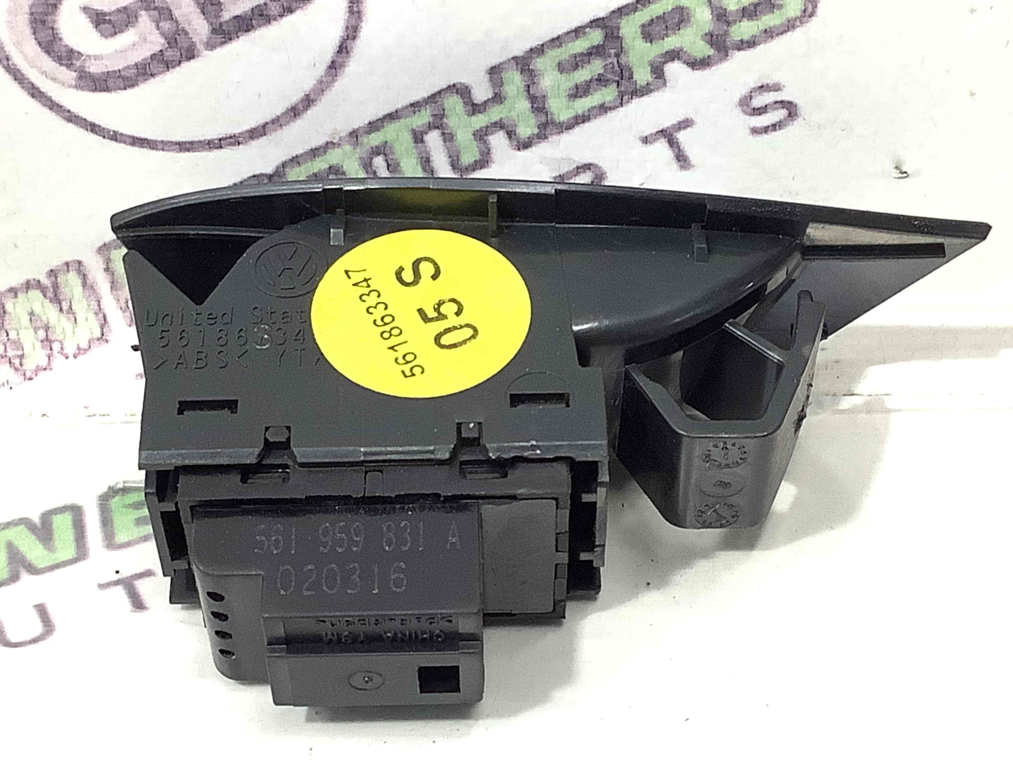 Кнопка відкриття багажника