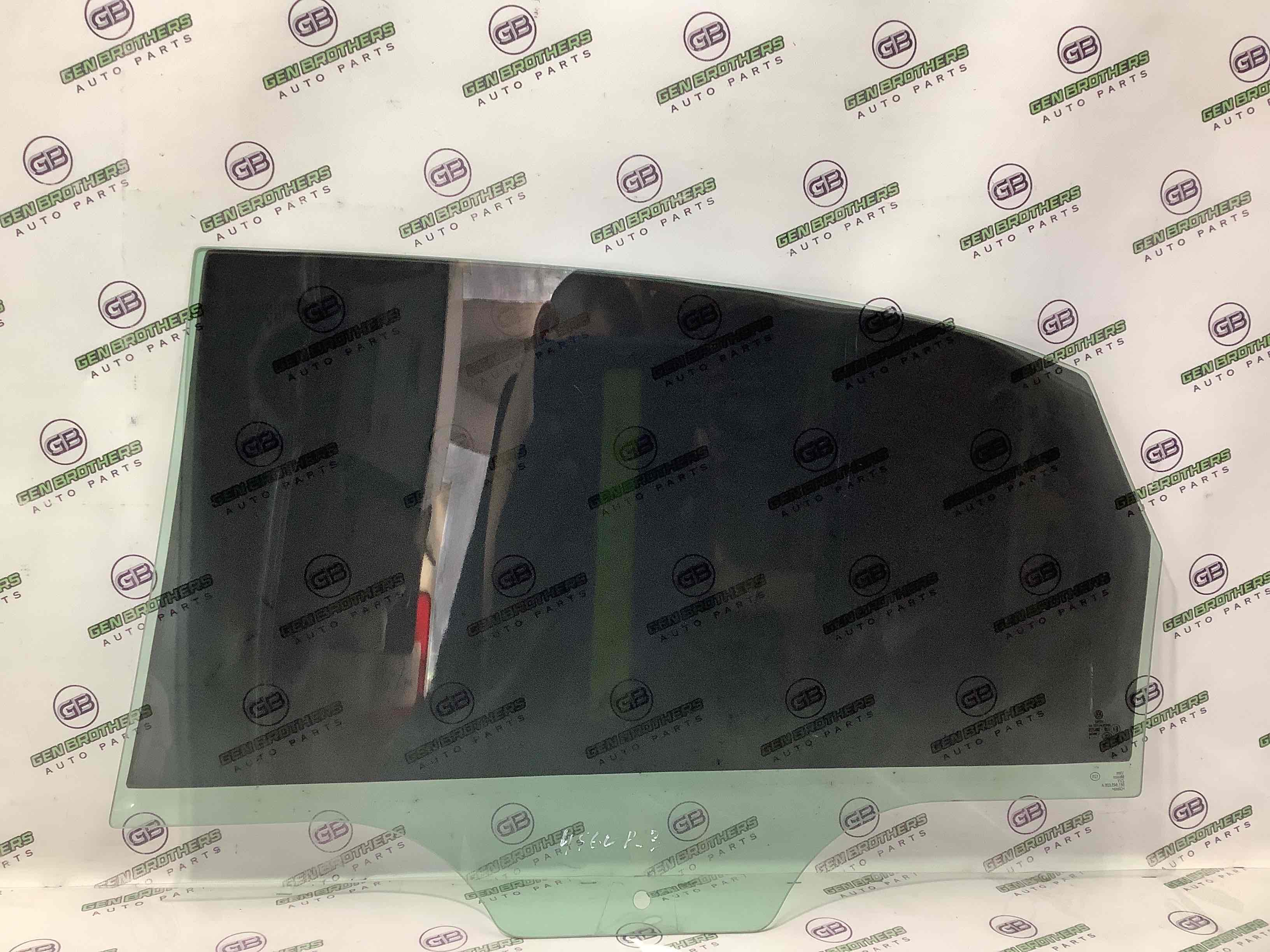 Скло заднє праве