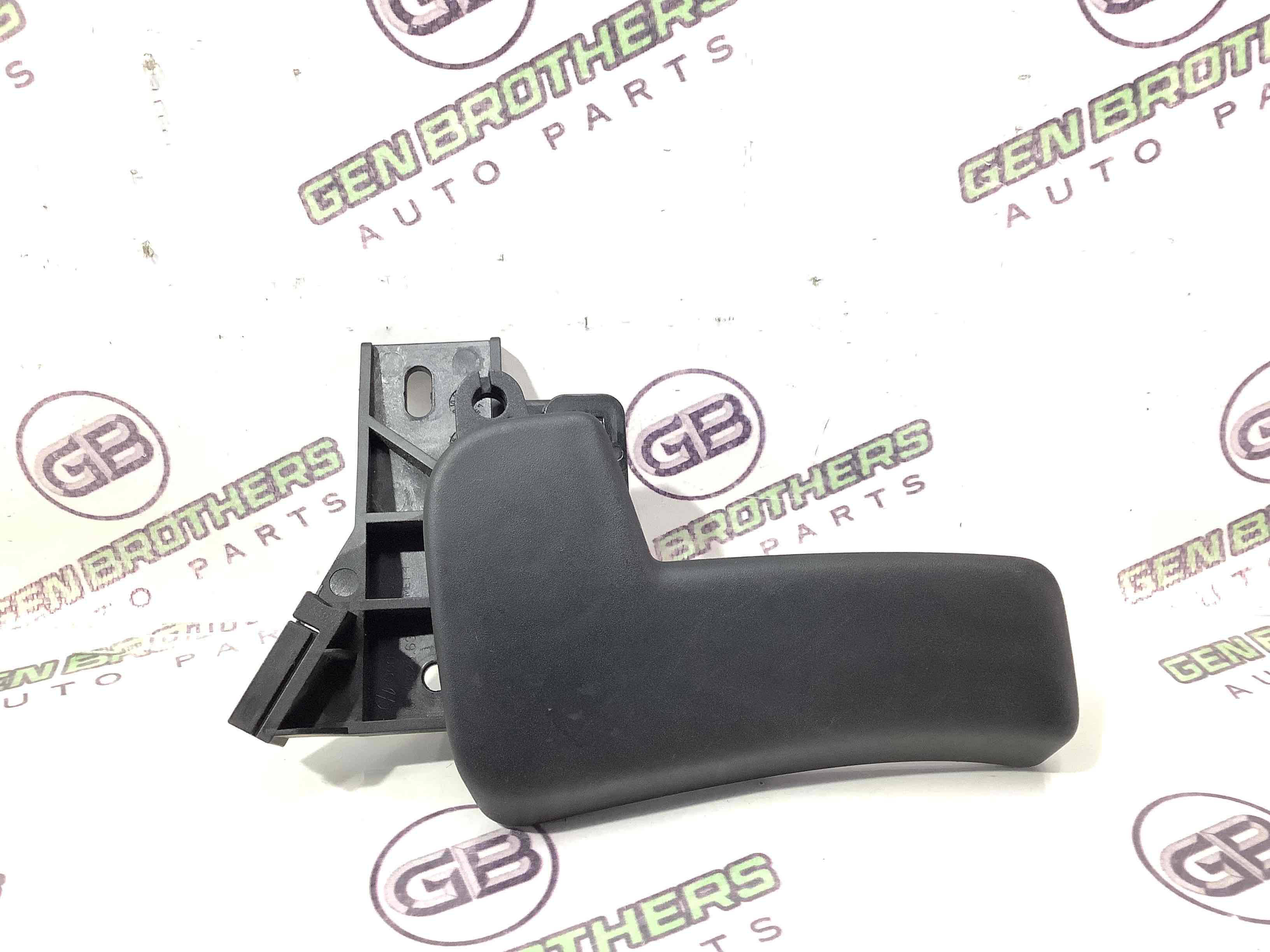 Ручка відкривання капота