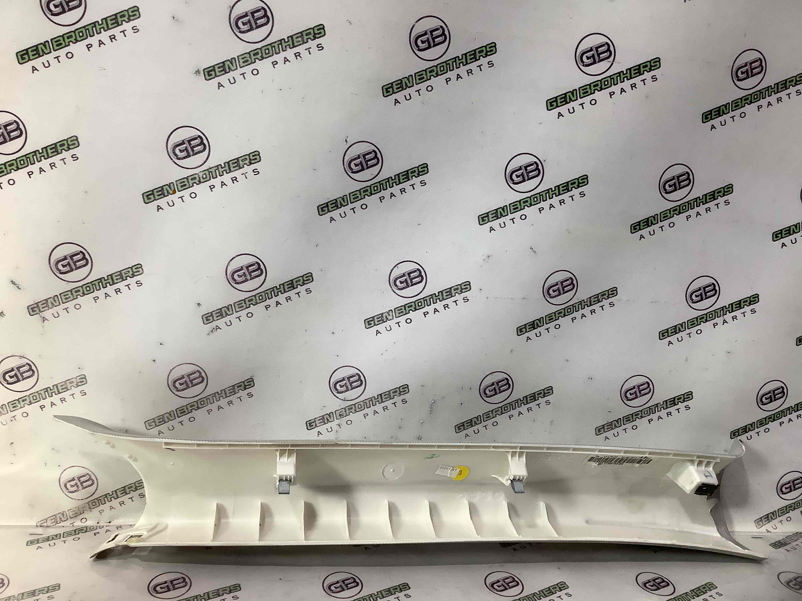 Обшивка передньої стійки ліва