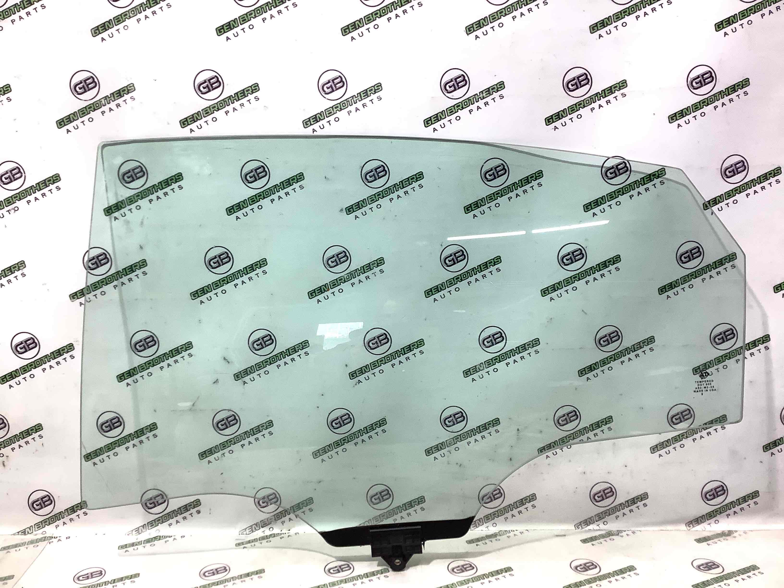 Скло заднє ліве