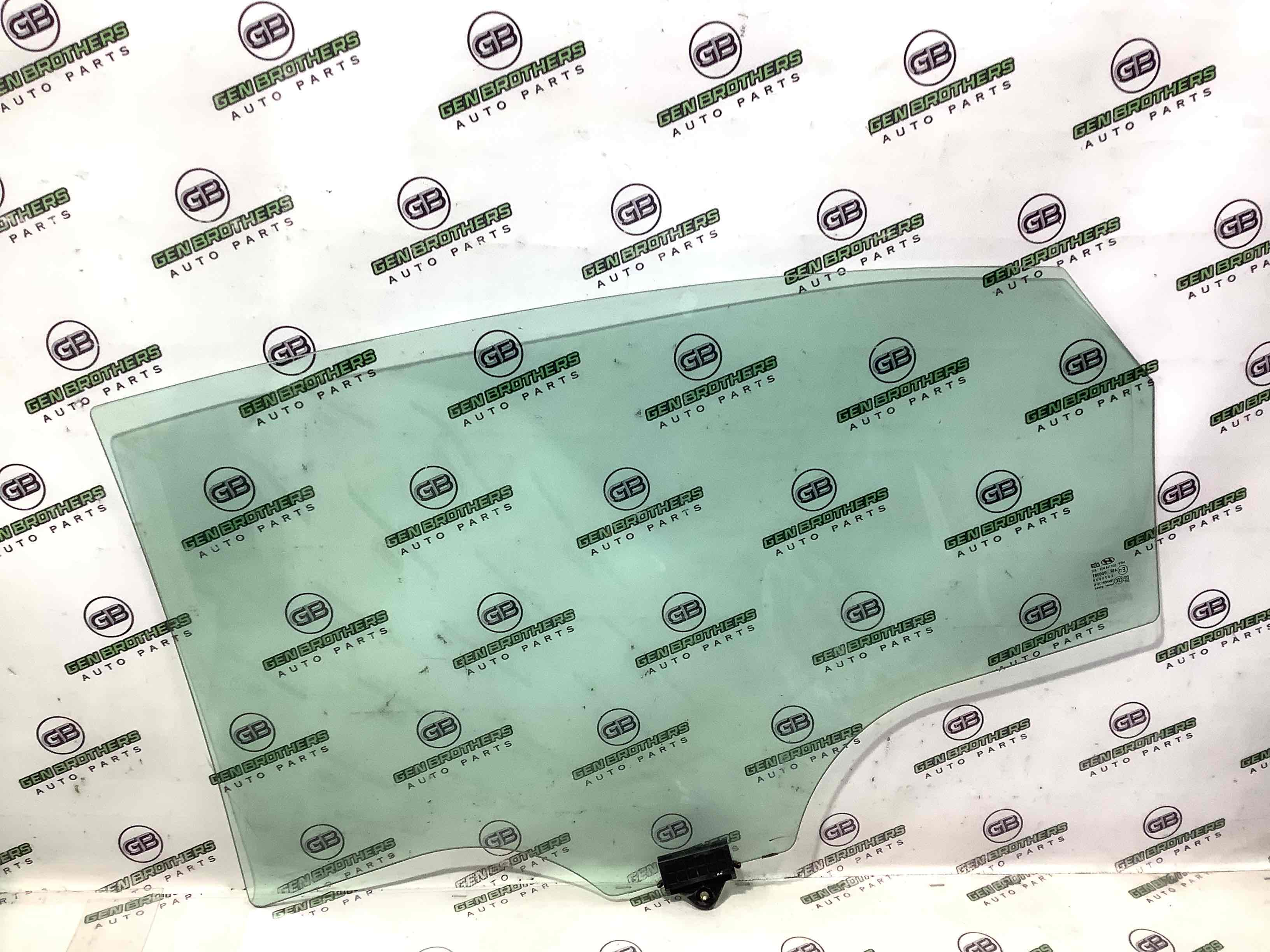 Скло заднє праве