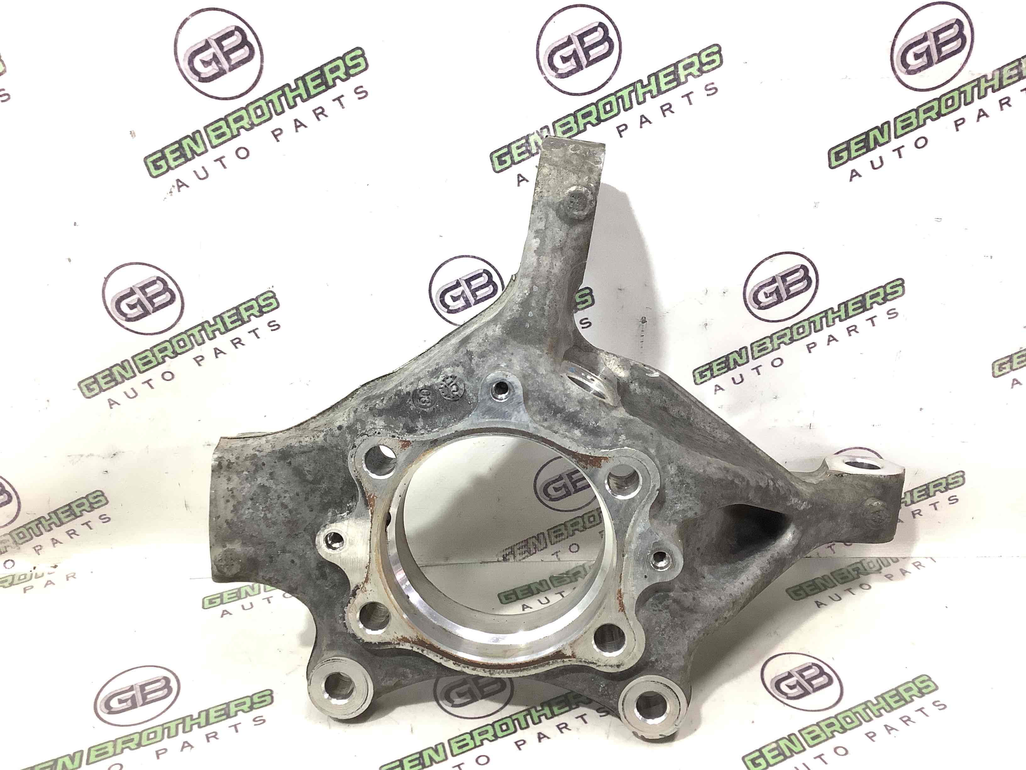 Кулак поворотний правий