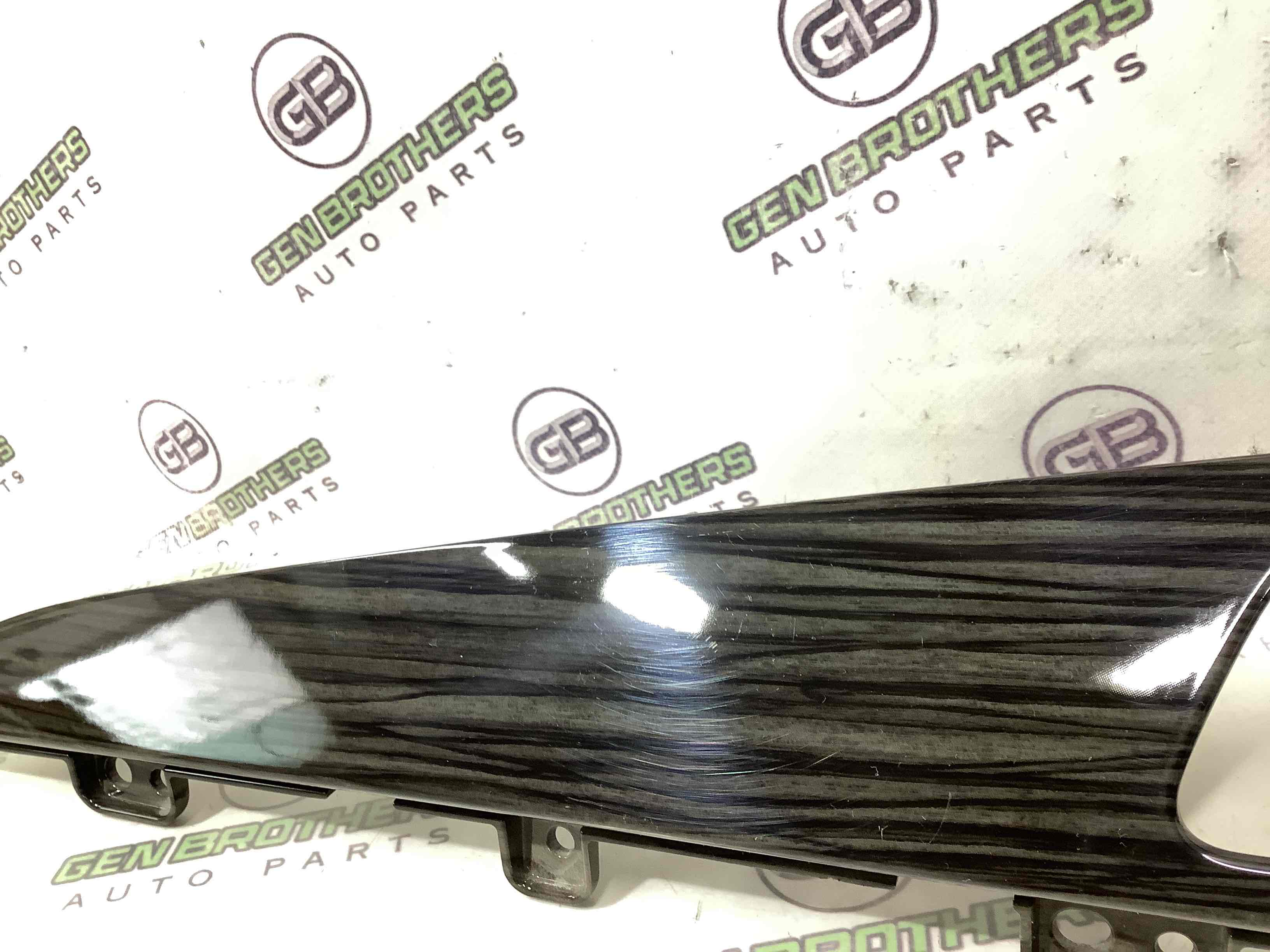 Обшивка панелі приладів торпедо