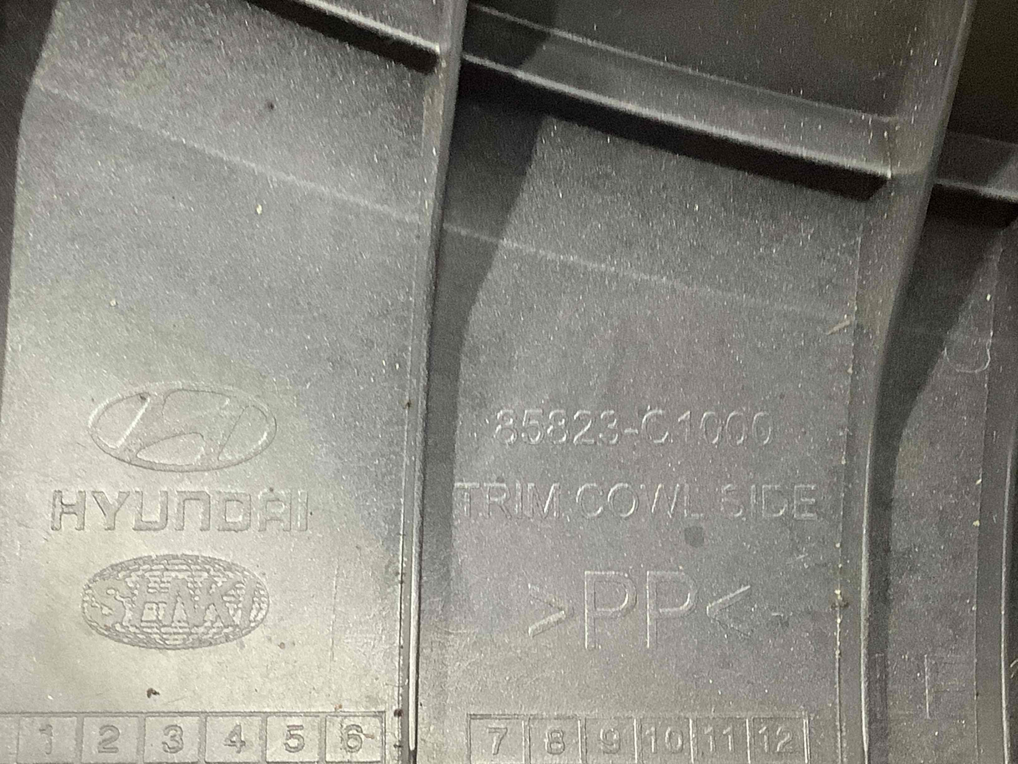 Обшивка передньої стійки ліва