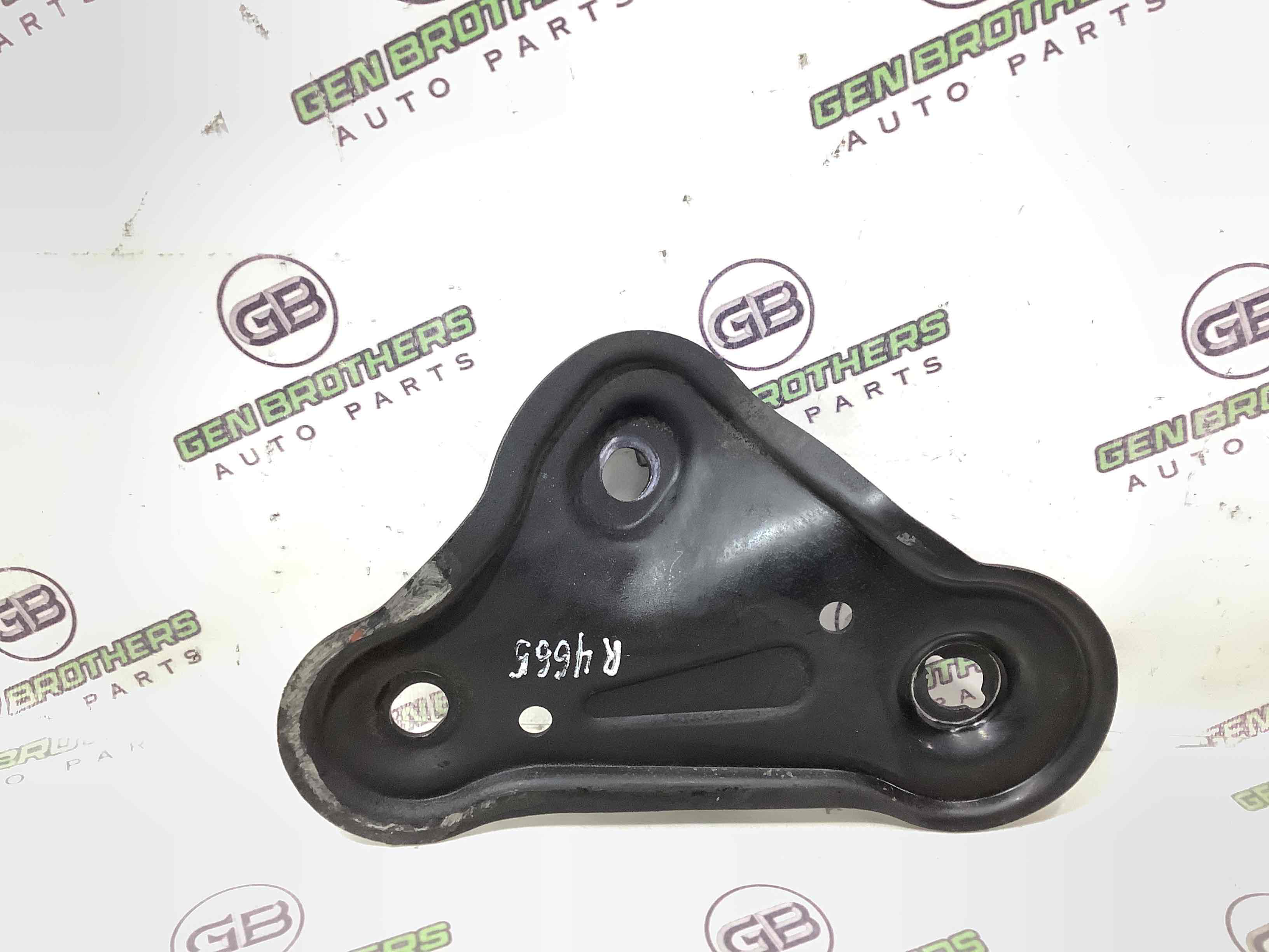 Кронштейн переднього підрамника