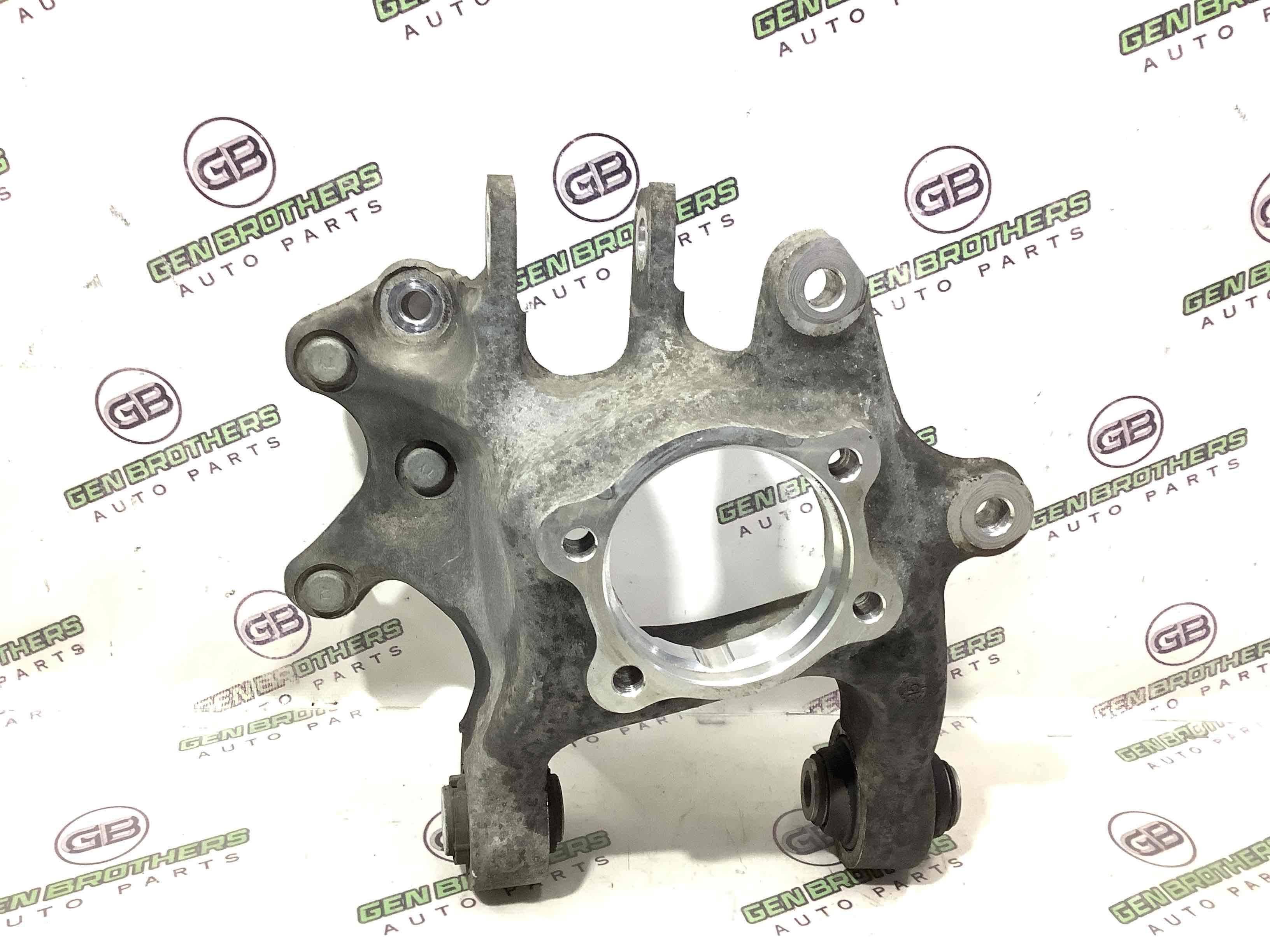 Кулак задній лівий