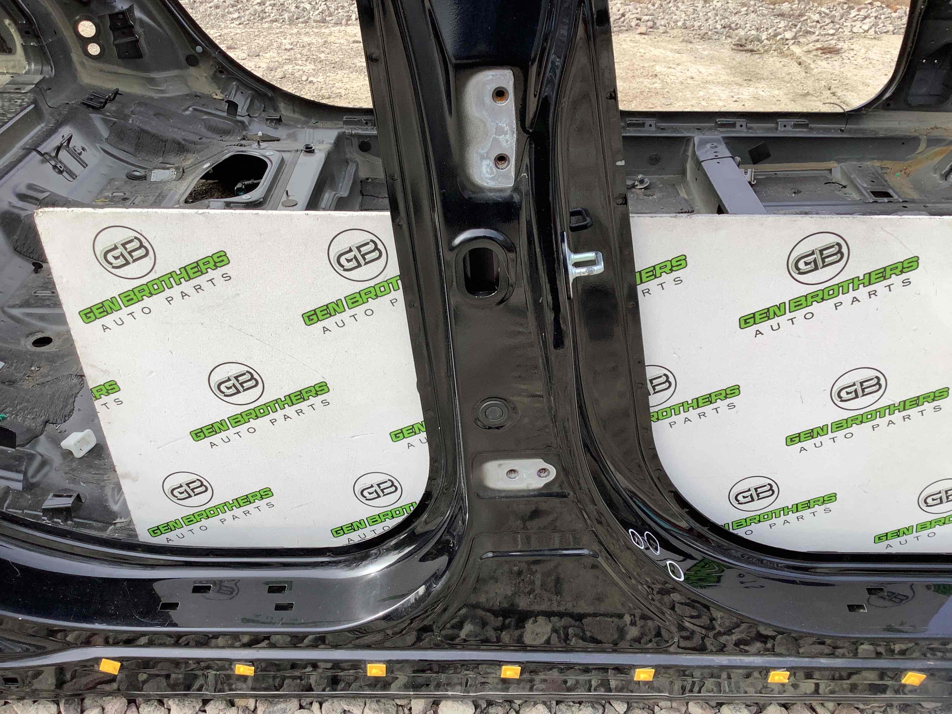 Стійки кузова та пороги