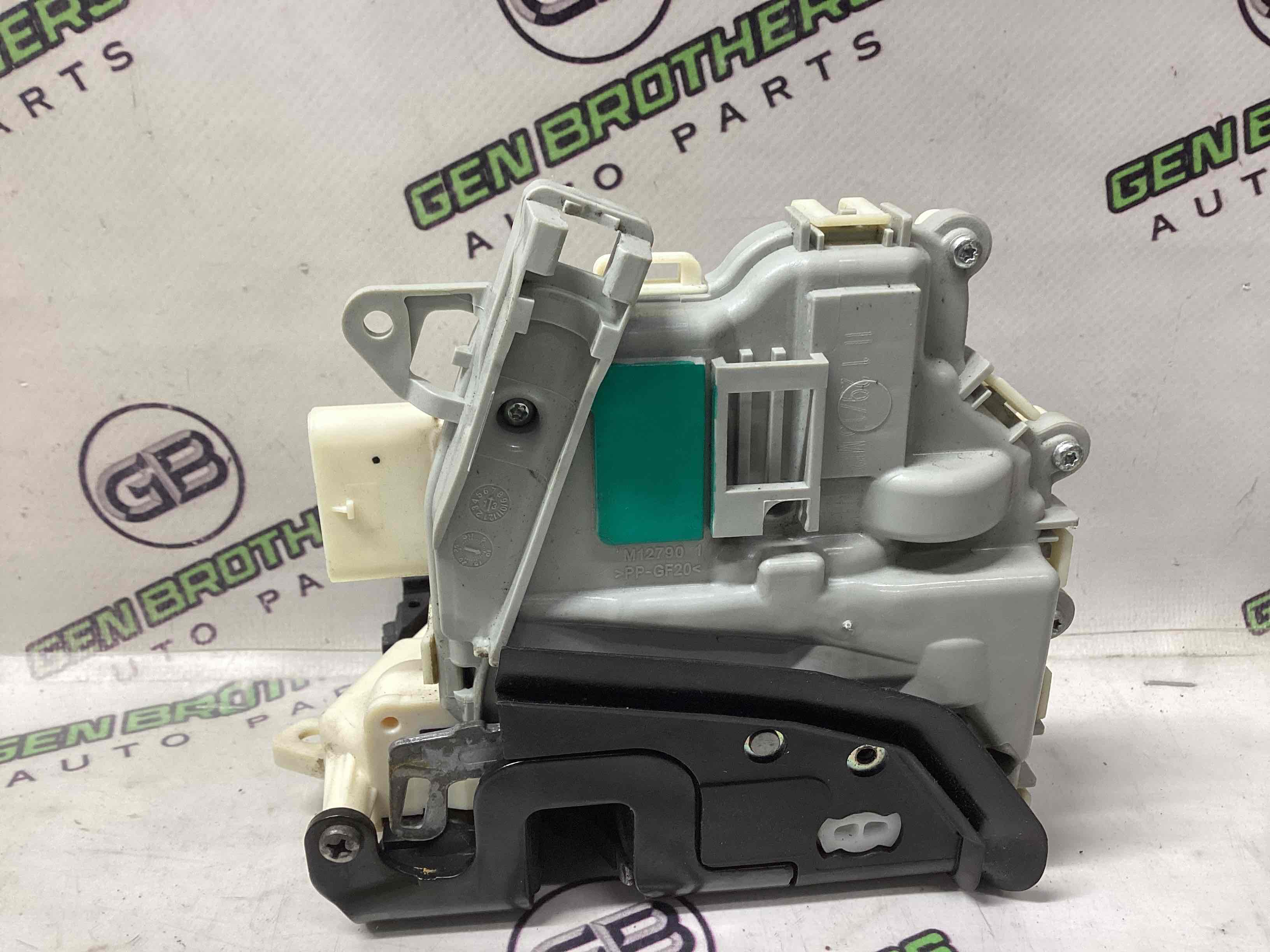 Замок двери передней правой