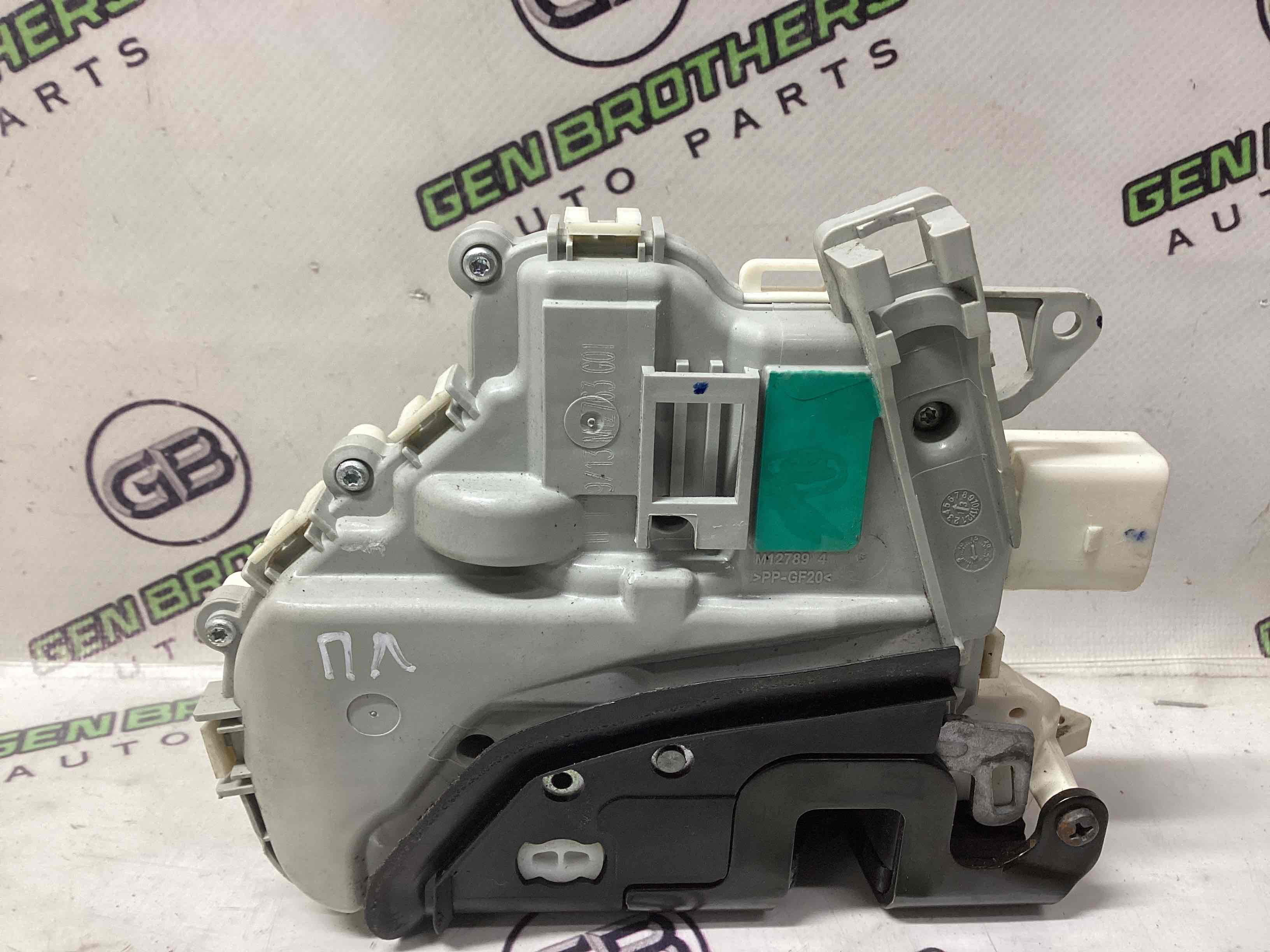 Замок двери передней левой