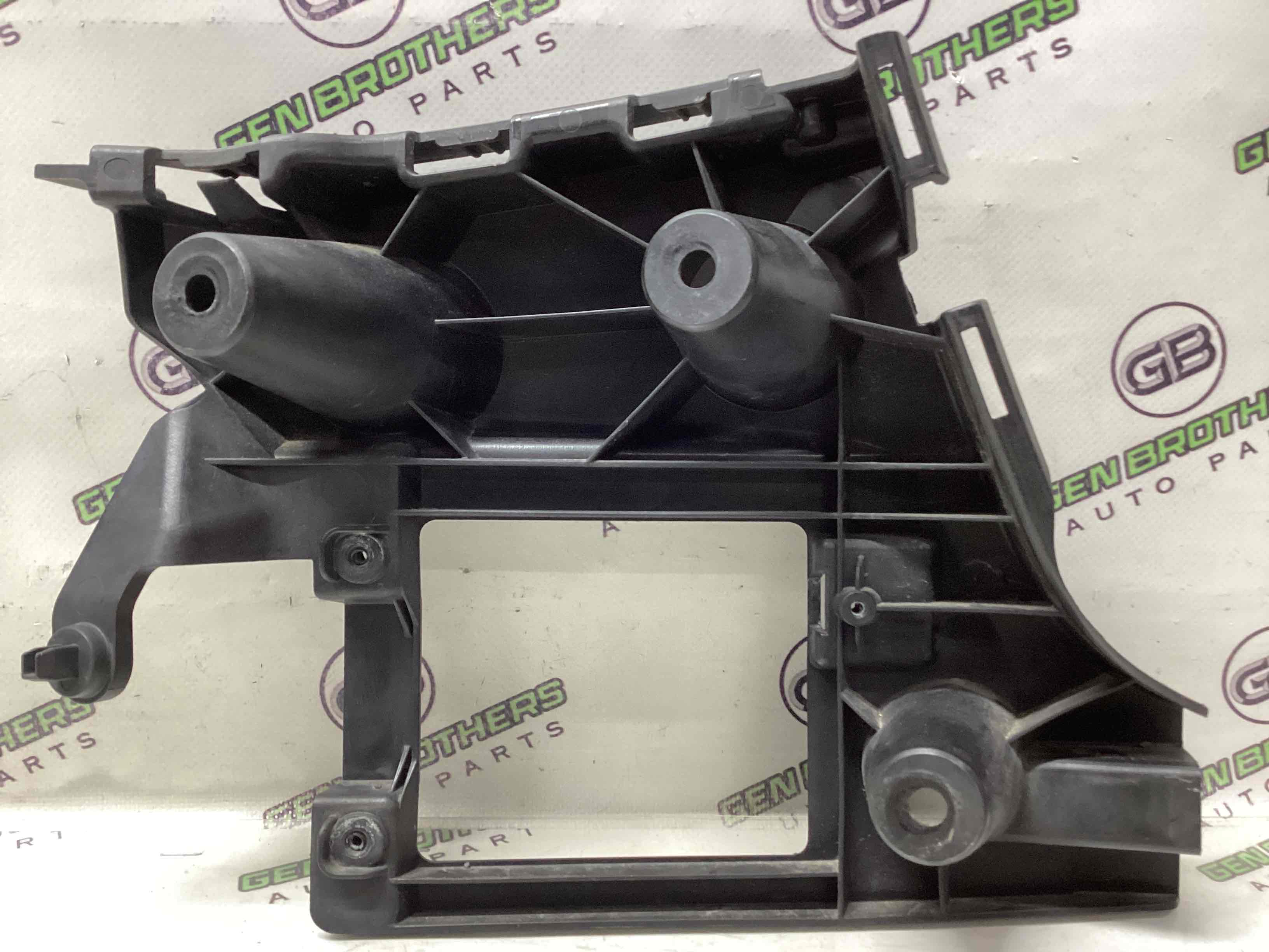 Крепление заднего бампера правое