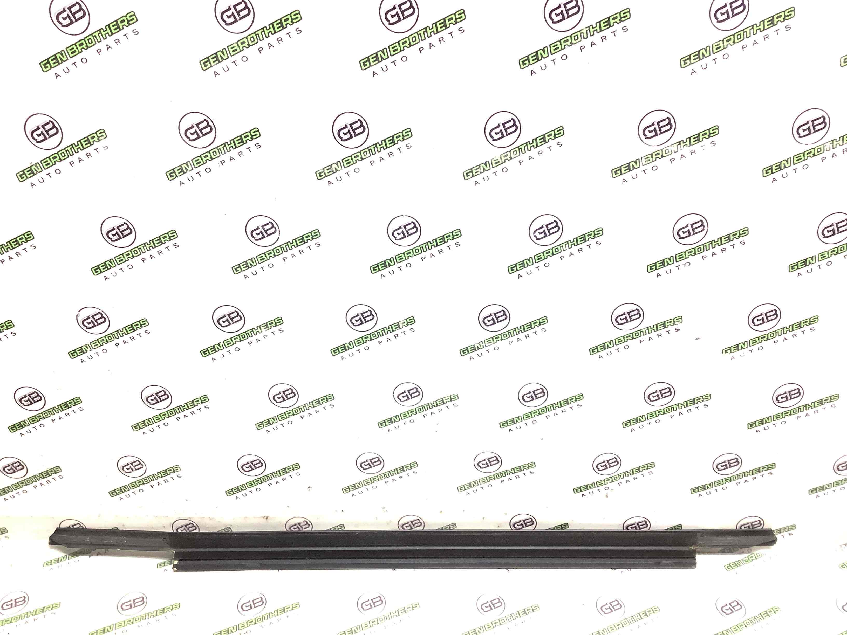 Молдинг двери задней левой