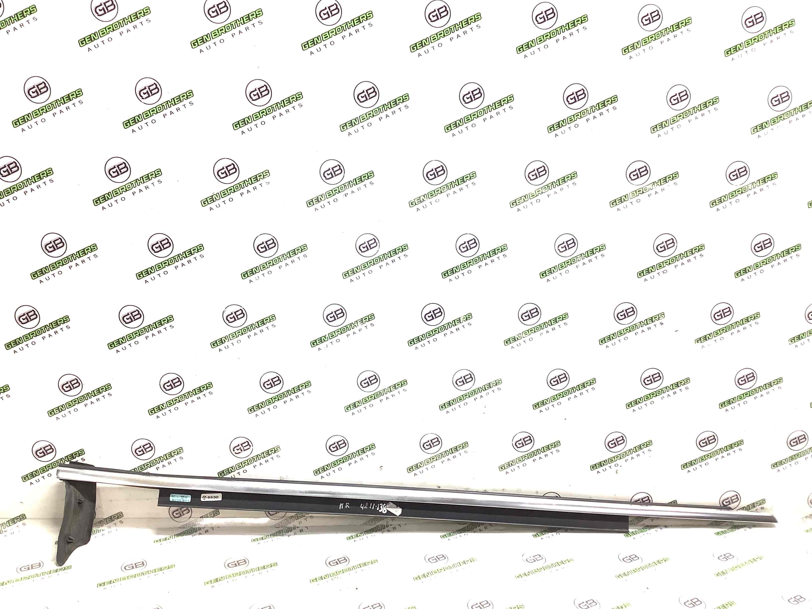 Молдинг двери передней правой