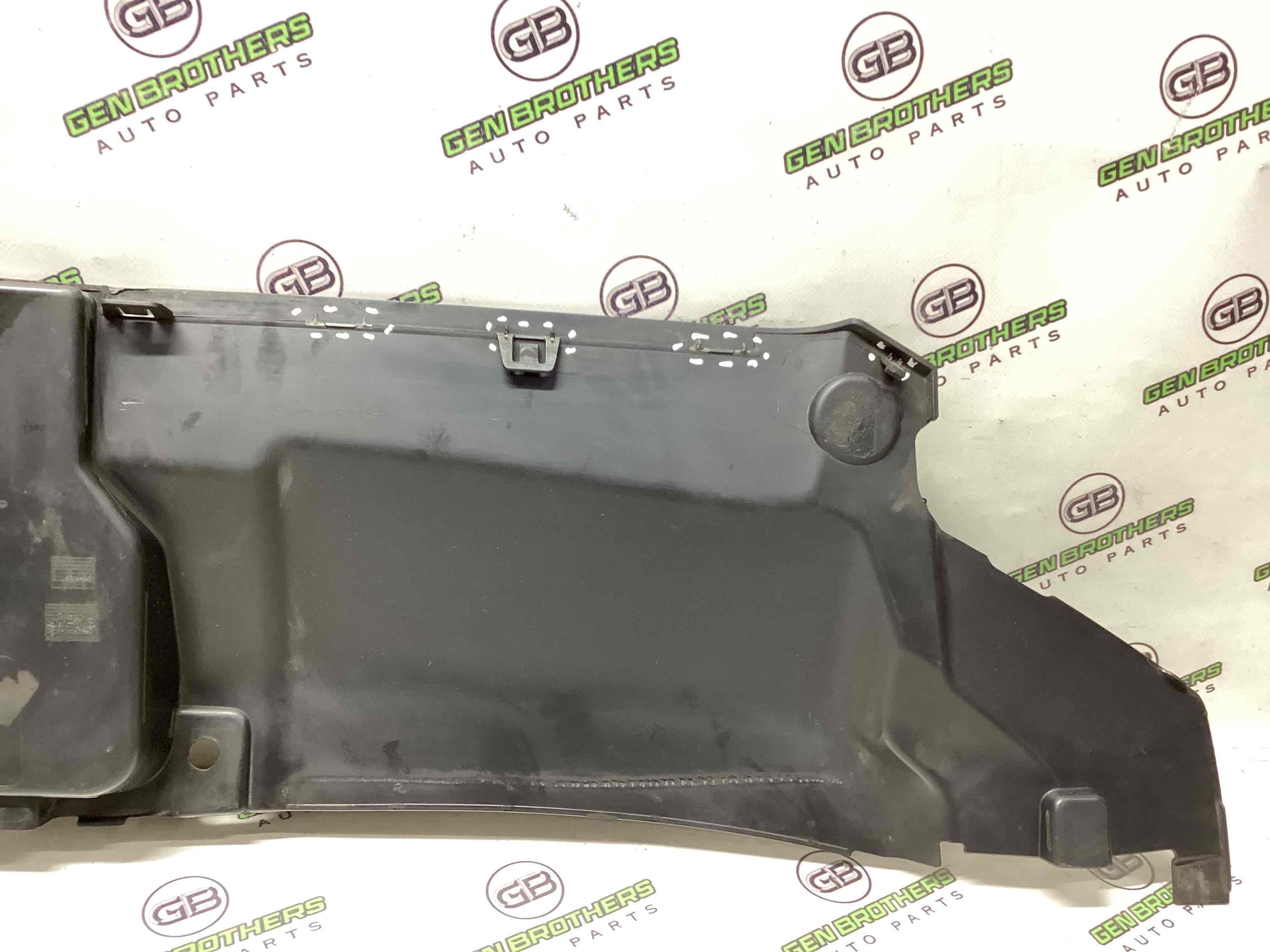 Пластик моторного отсека