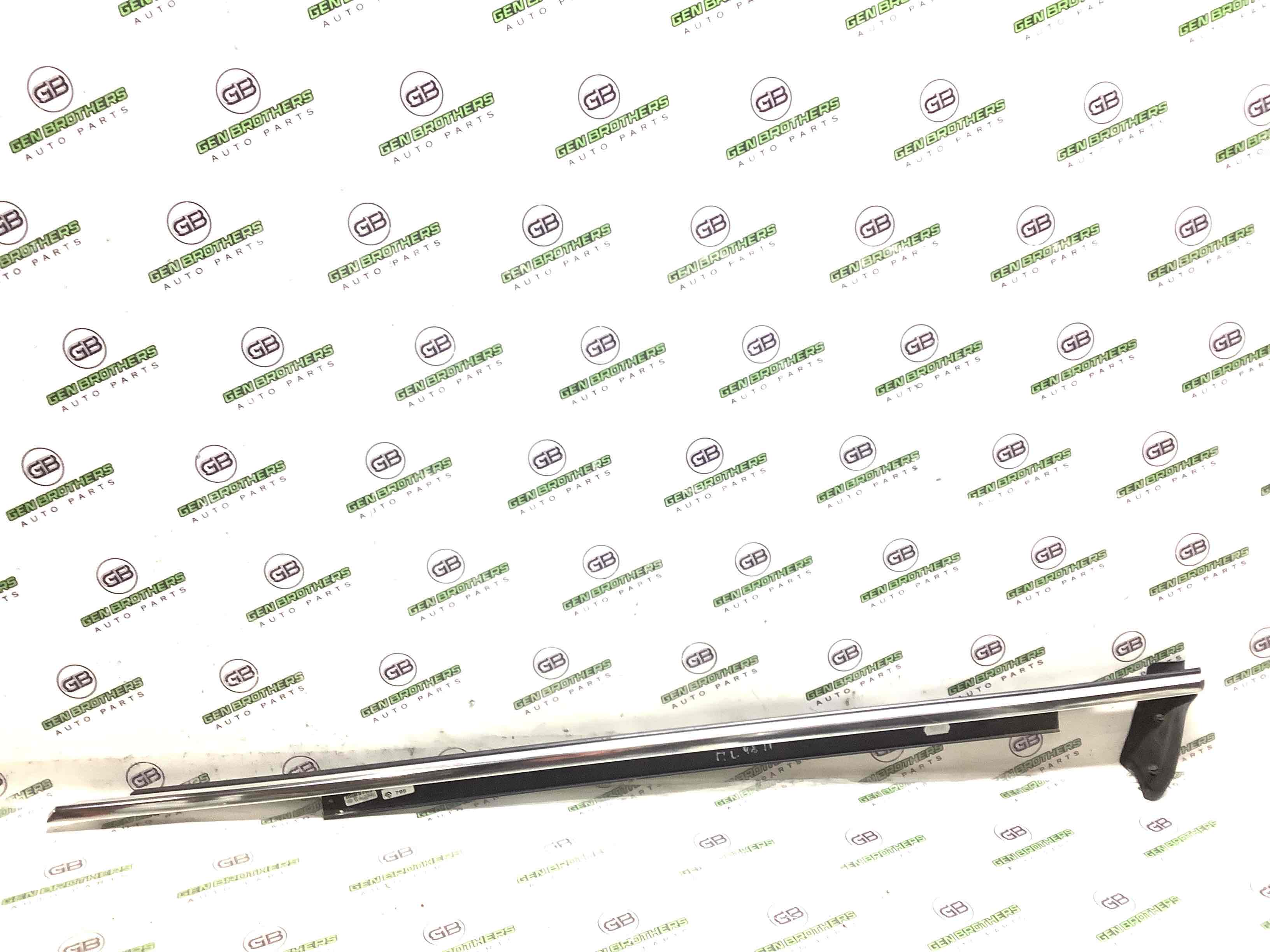 Молдинг двери передней левой