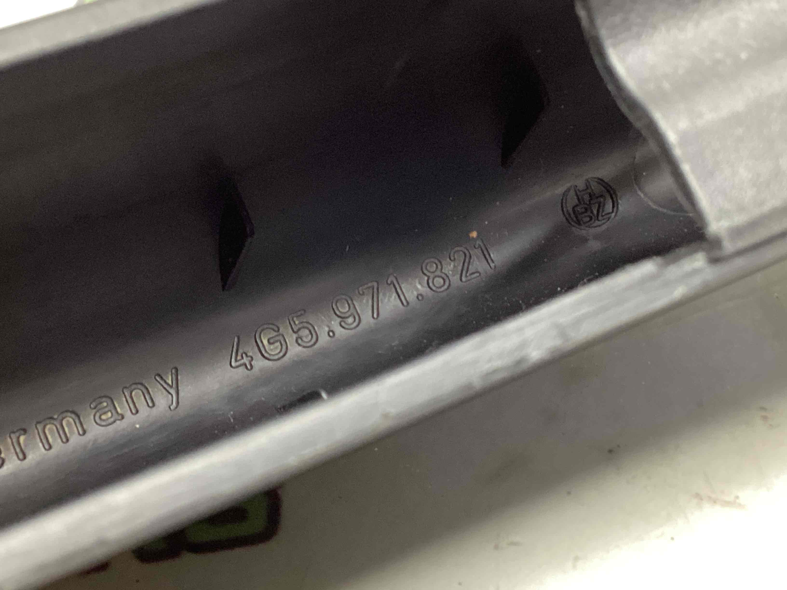 Накладка петли крышки багажника