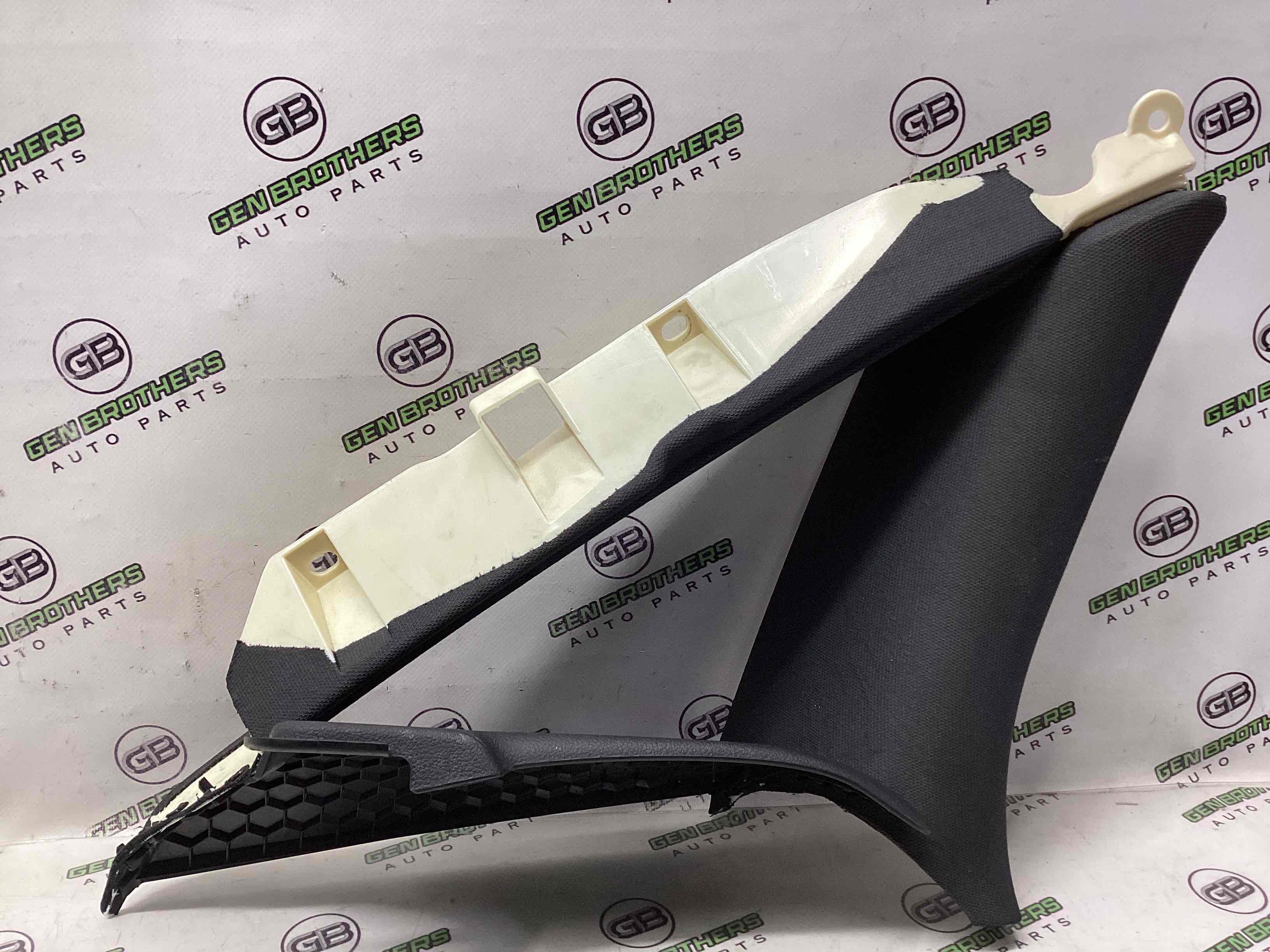 Обшивка задней стойки левая