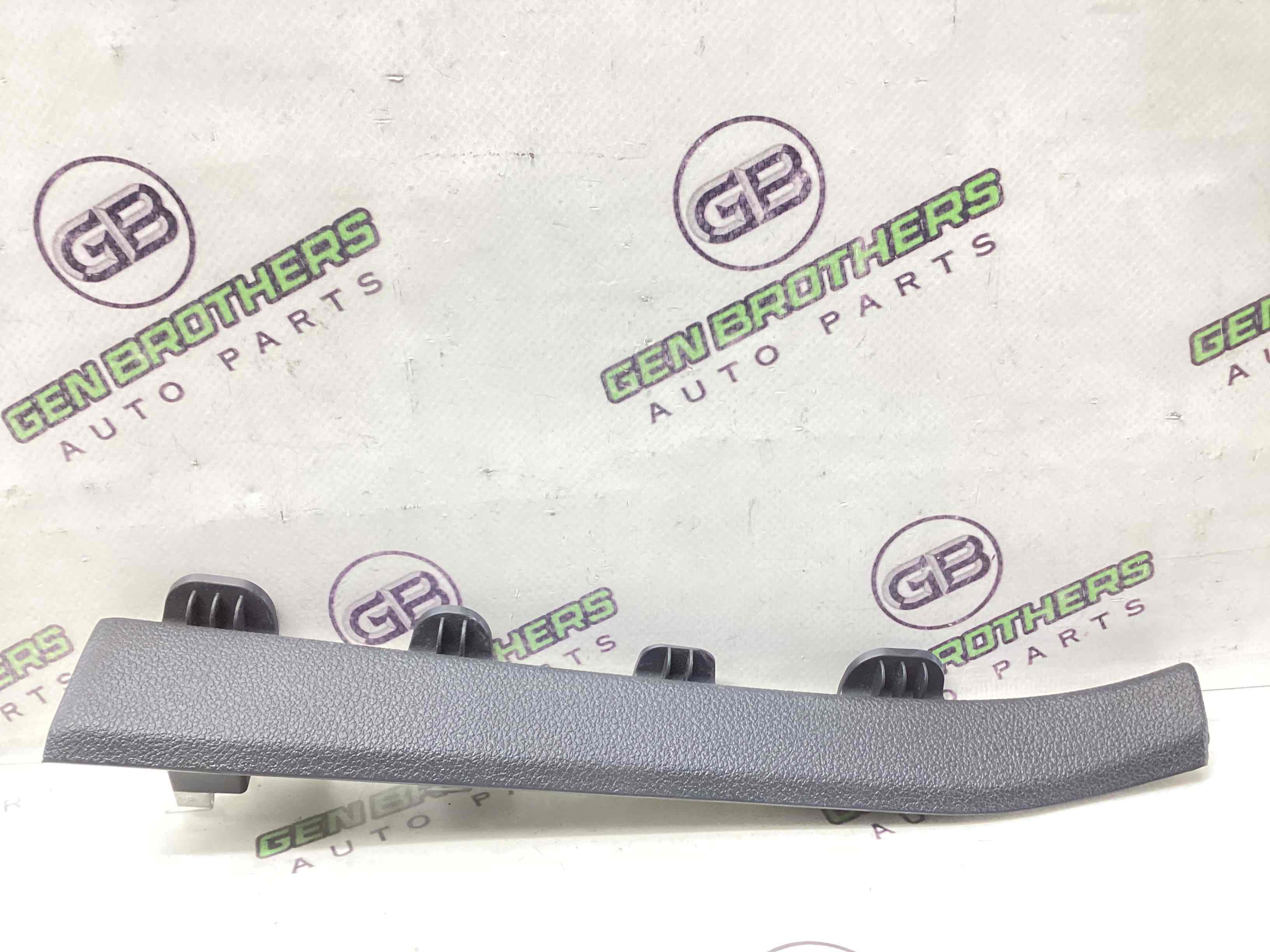 Обшивка передней стойки правая