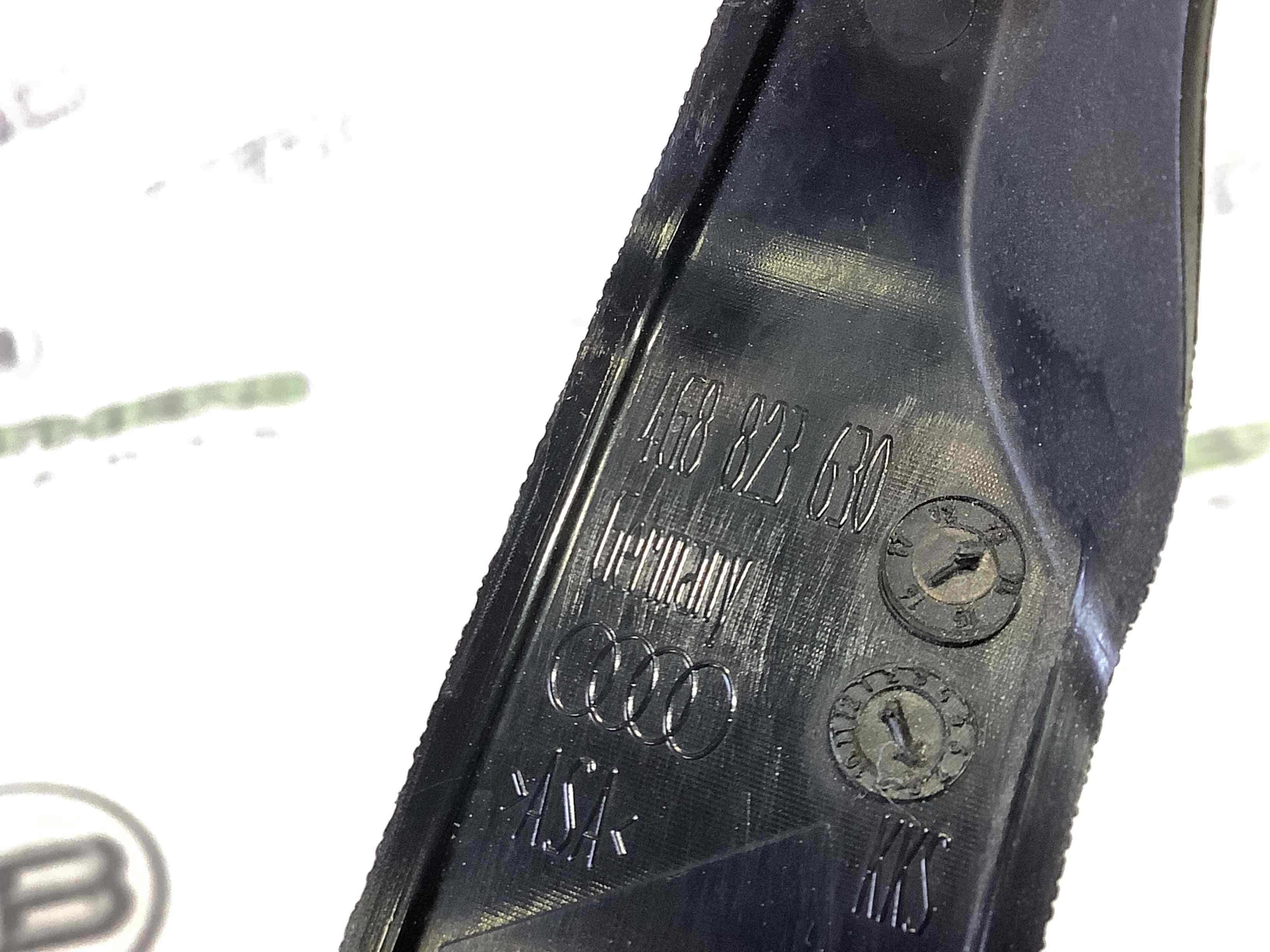 Пластик моторного отсека