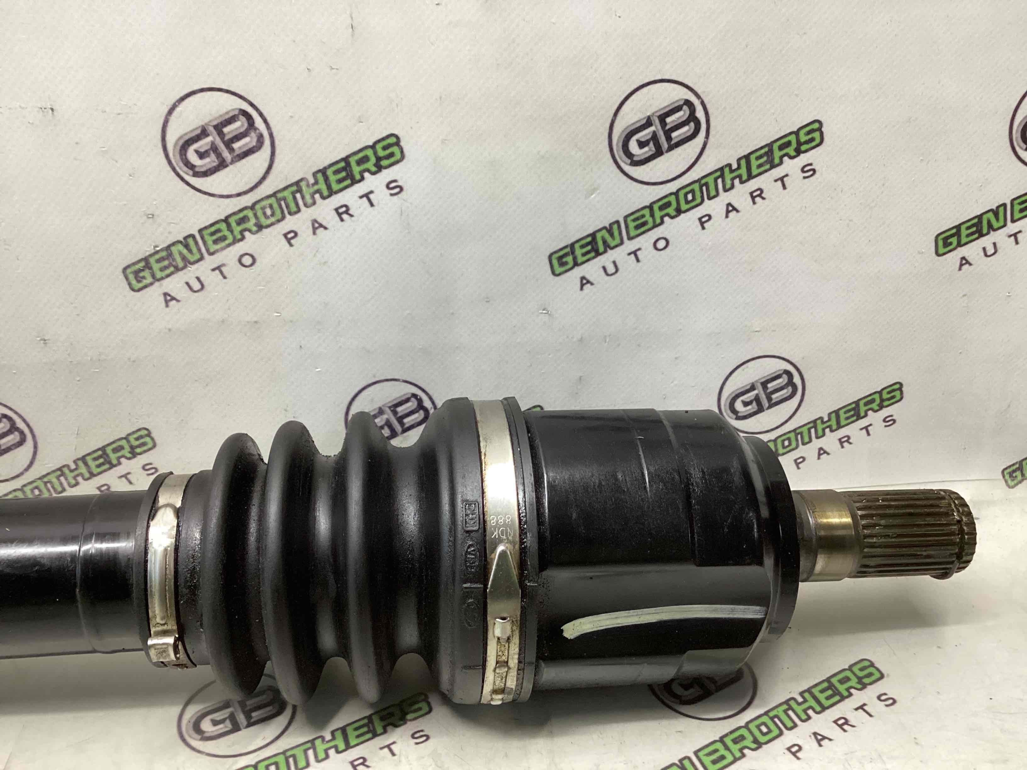 Піввісь передня права (привідний вал, ШРУС)