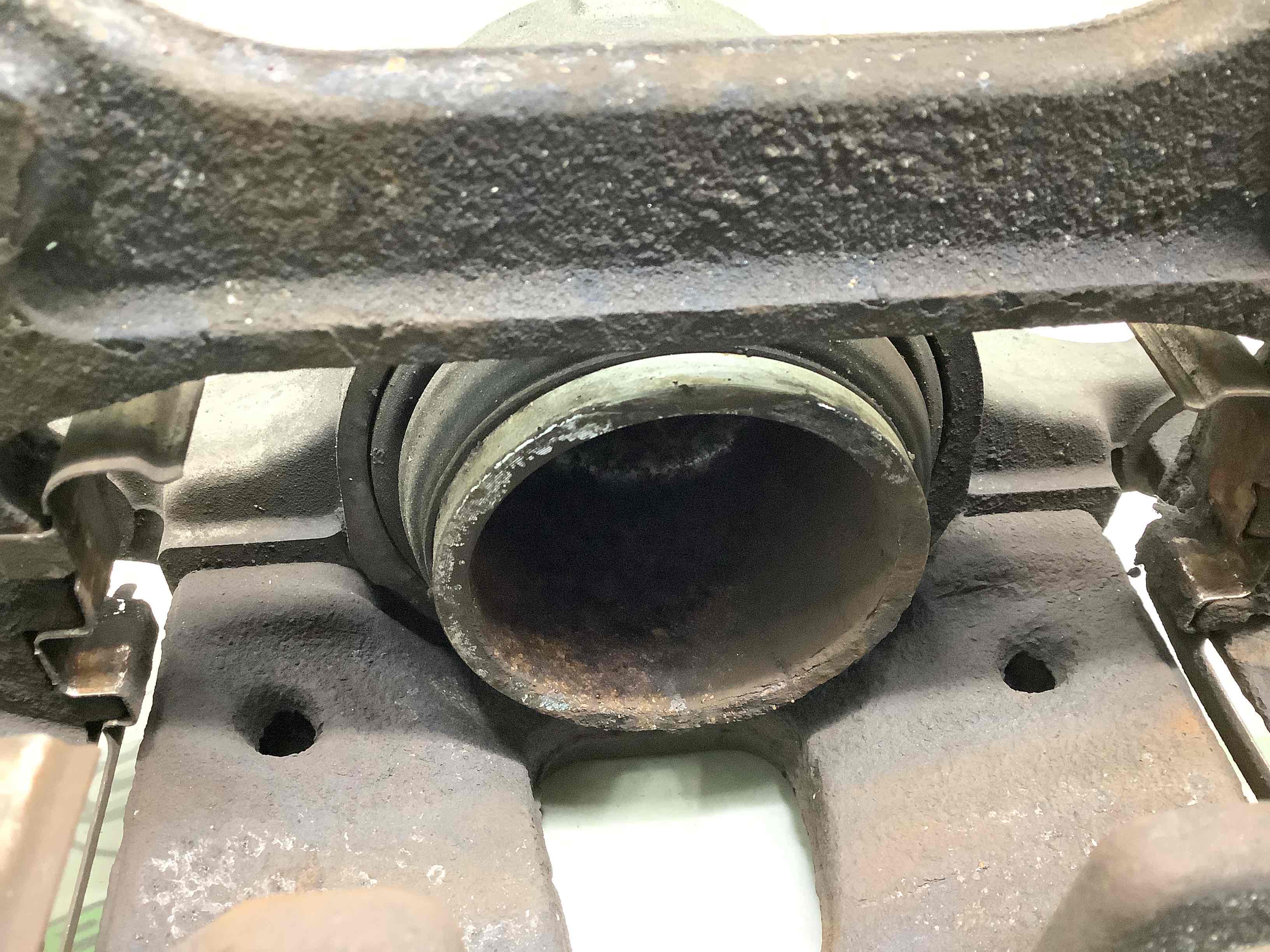 Супорт передній лівий