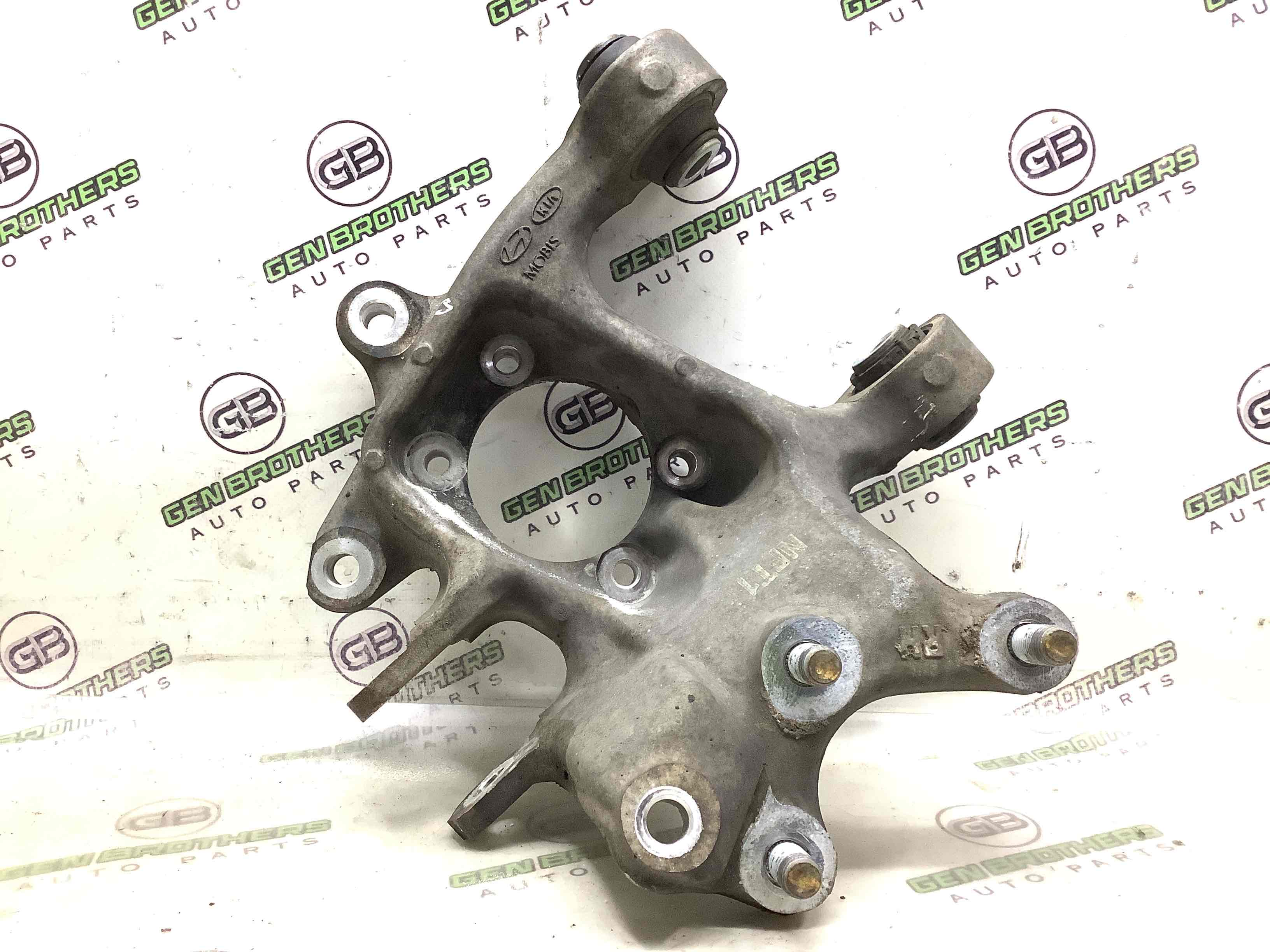 Кулак задній правий