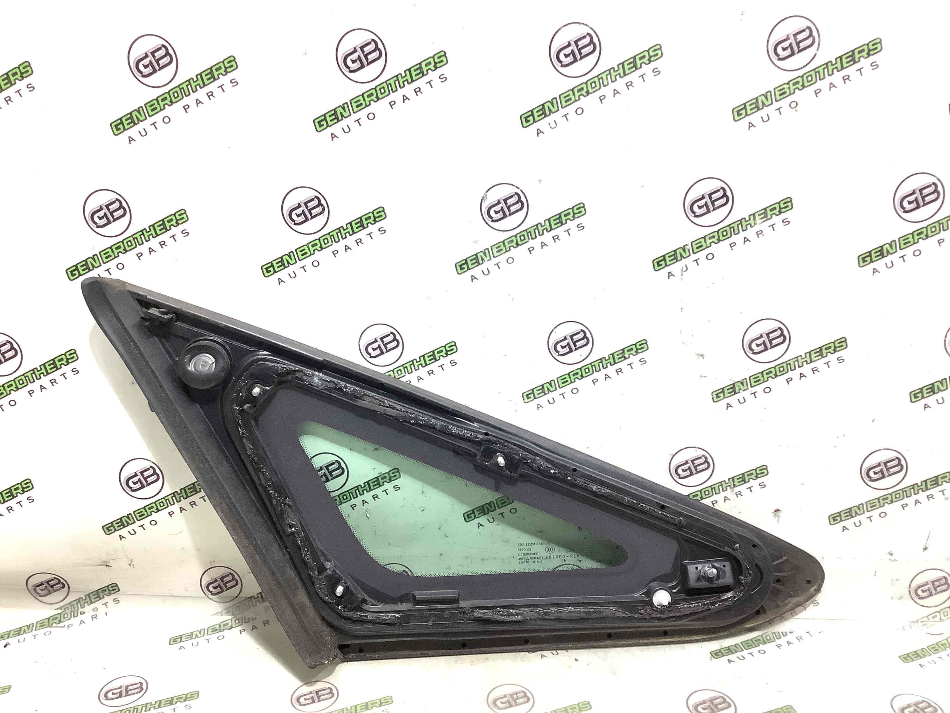 Скло кузовне бічне праве