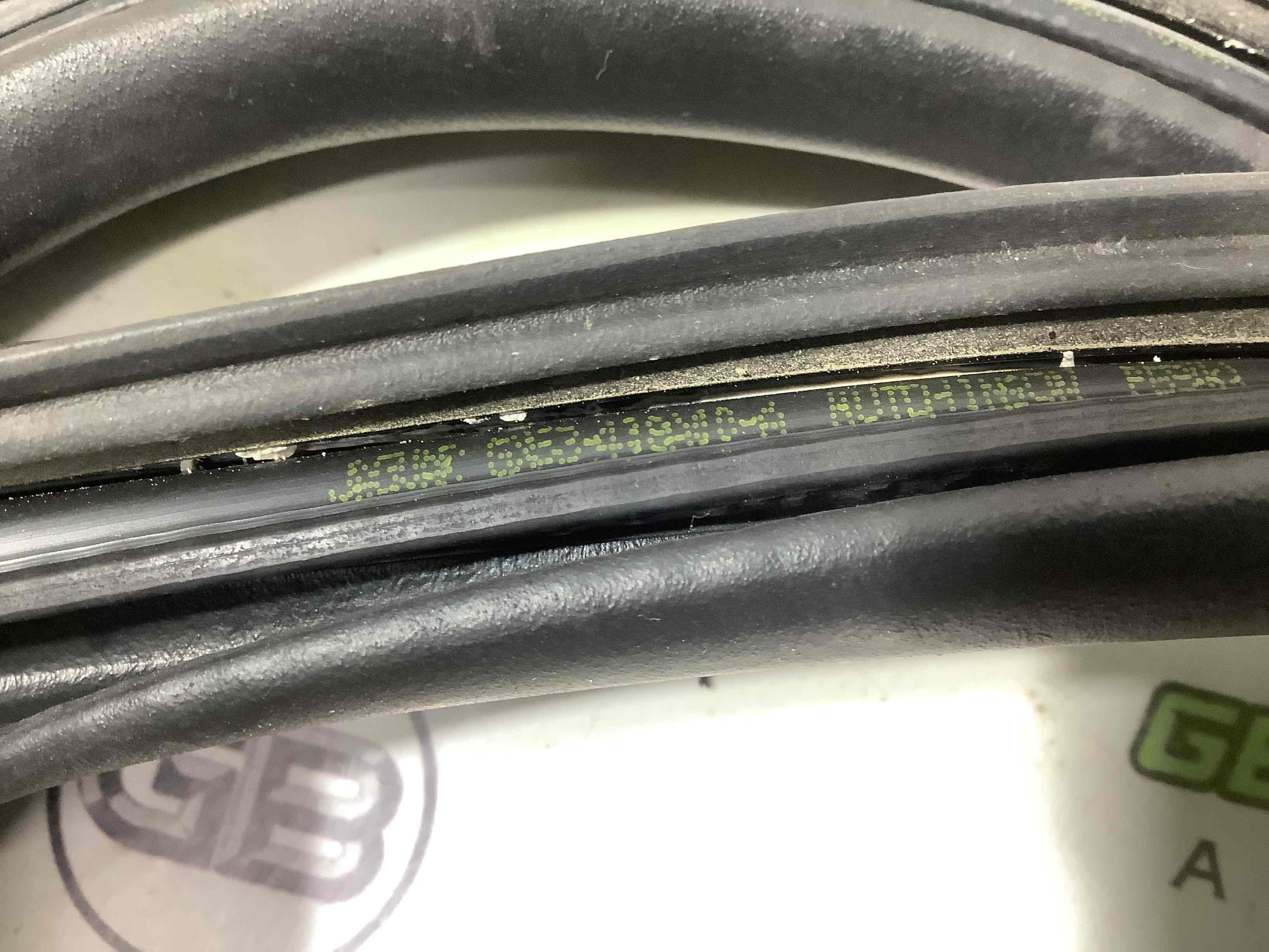 Ущільнювач кришки багажника, двері багажника