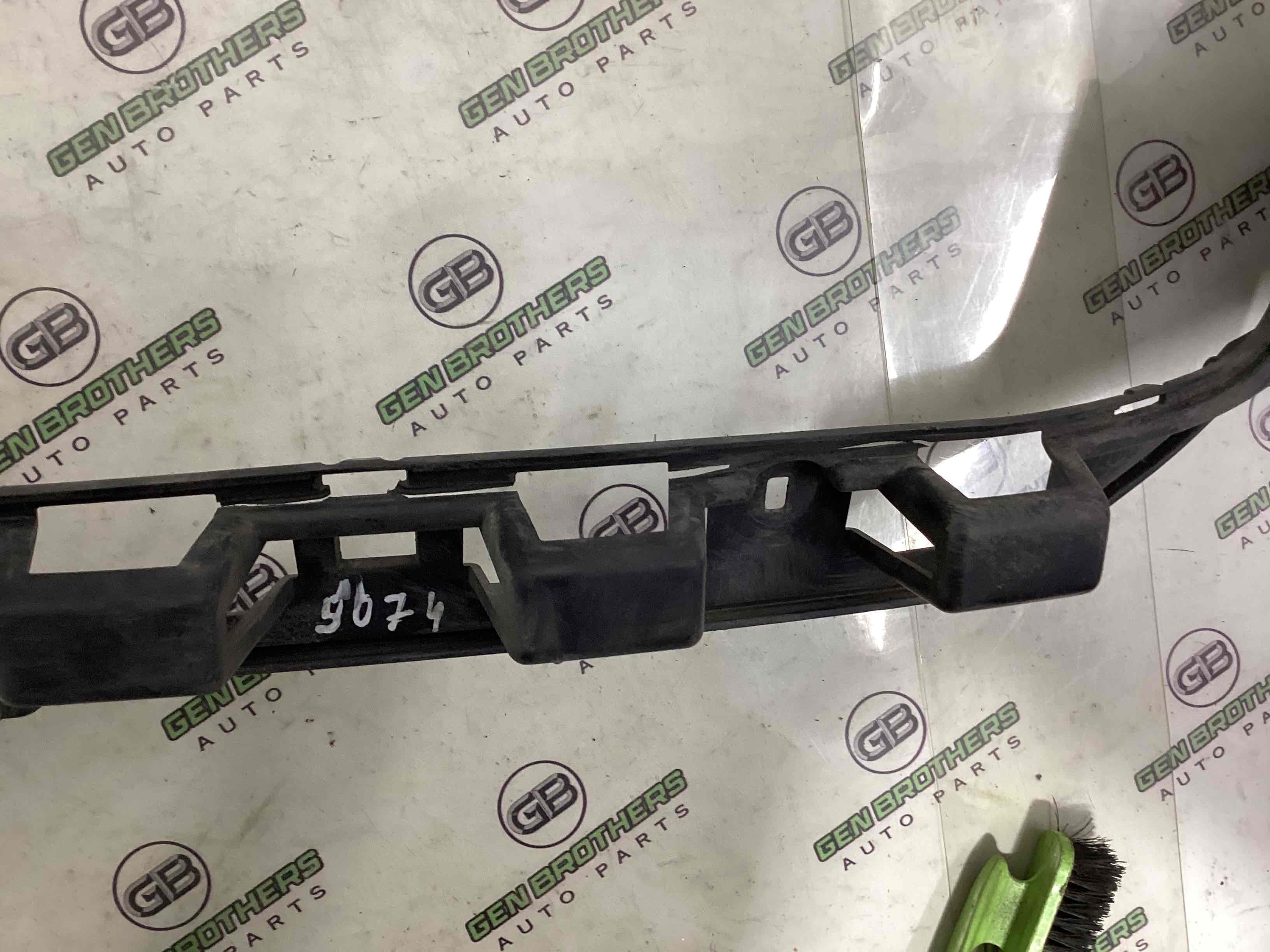 Кріплення заднього бампера центральне