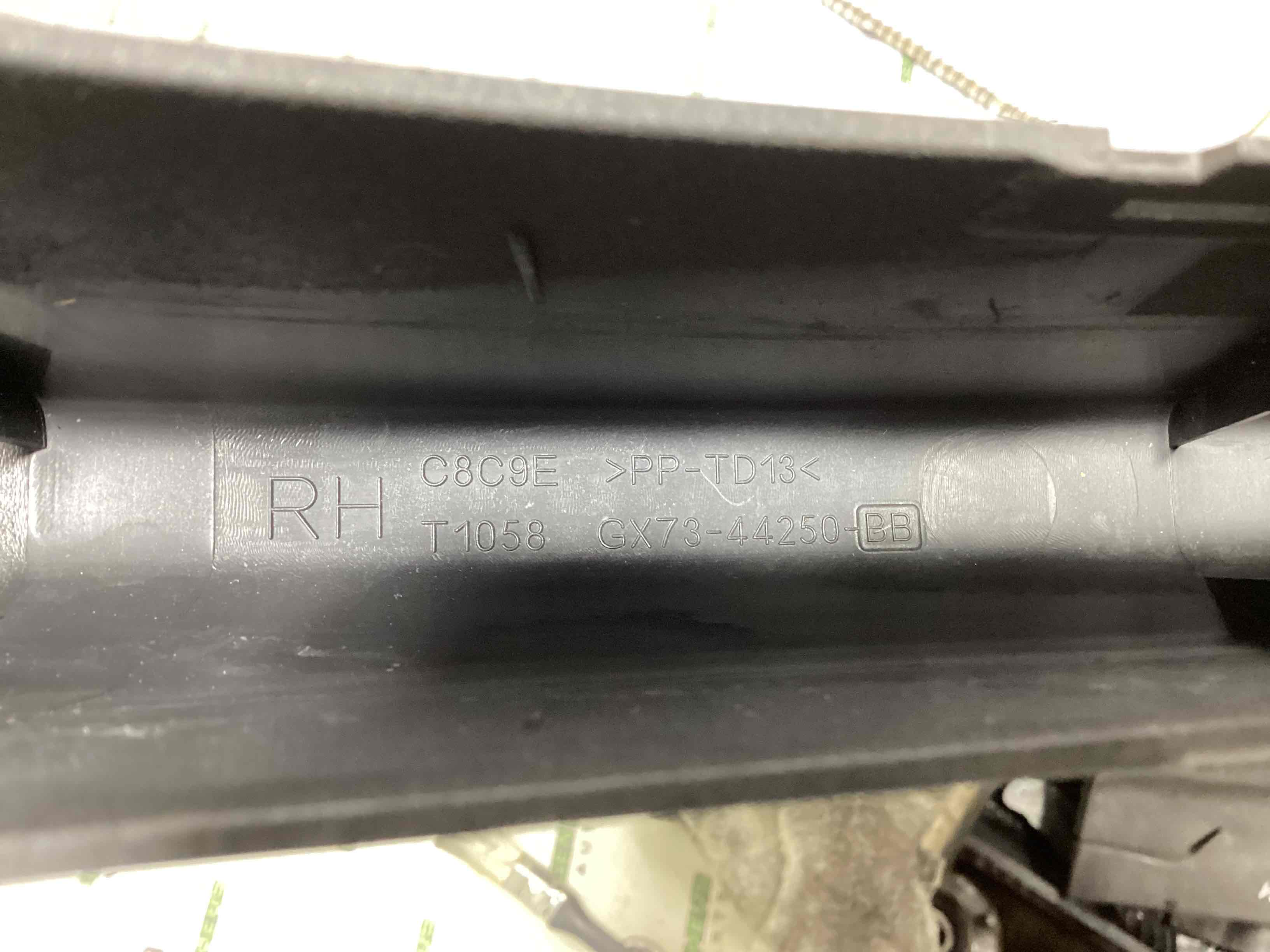 Накладка петлі кришки багажника